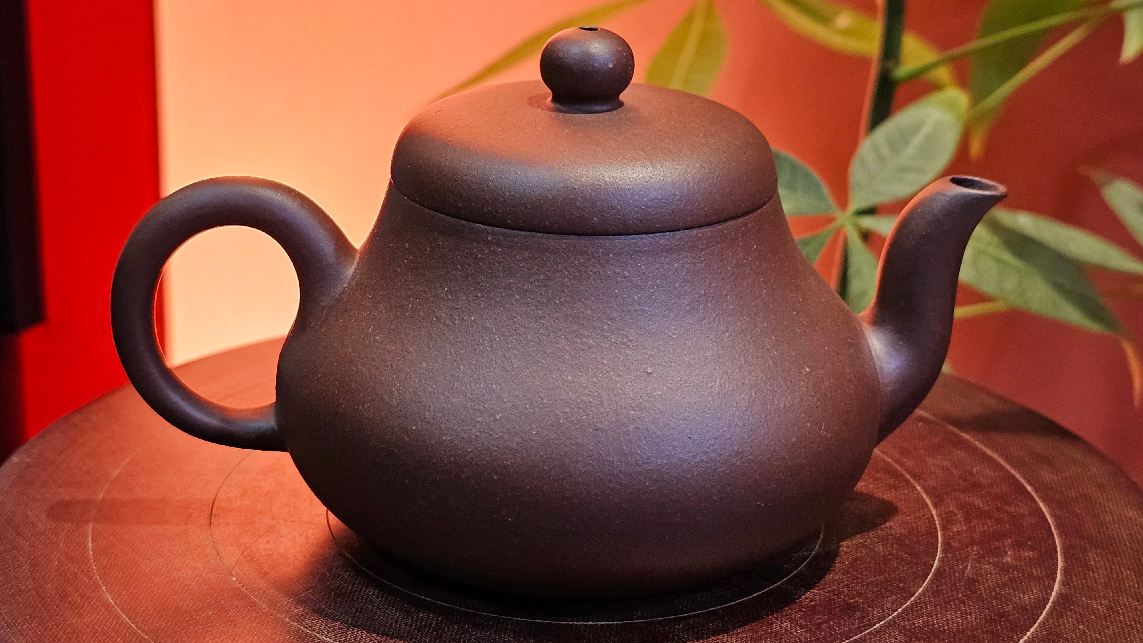 Jun De 君德, 190.2ml, Di Cao Qing Zi Ni 底槽青紫泥, by Craftsman Gu Xiao Ming 顾小明。