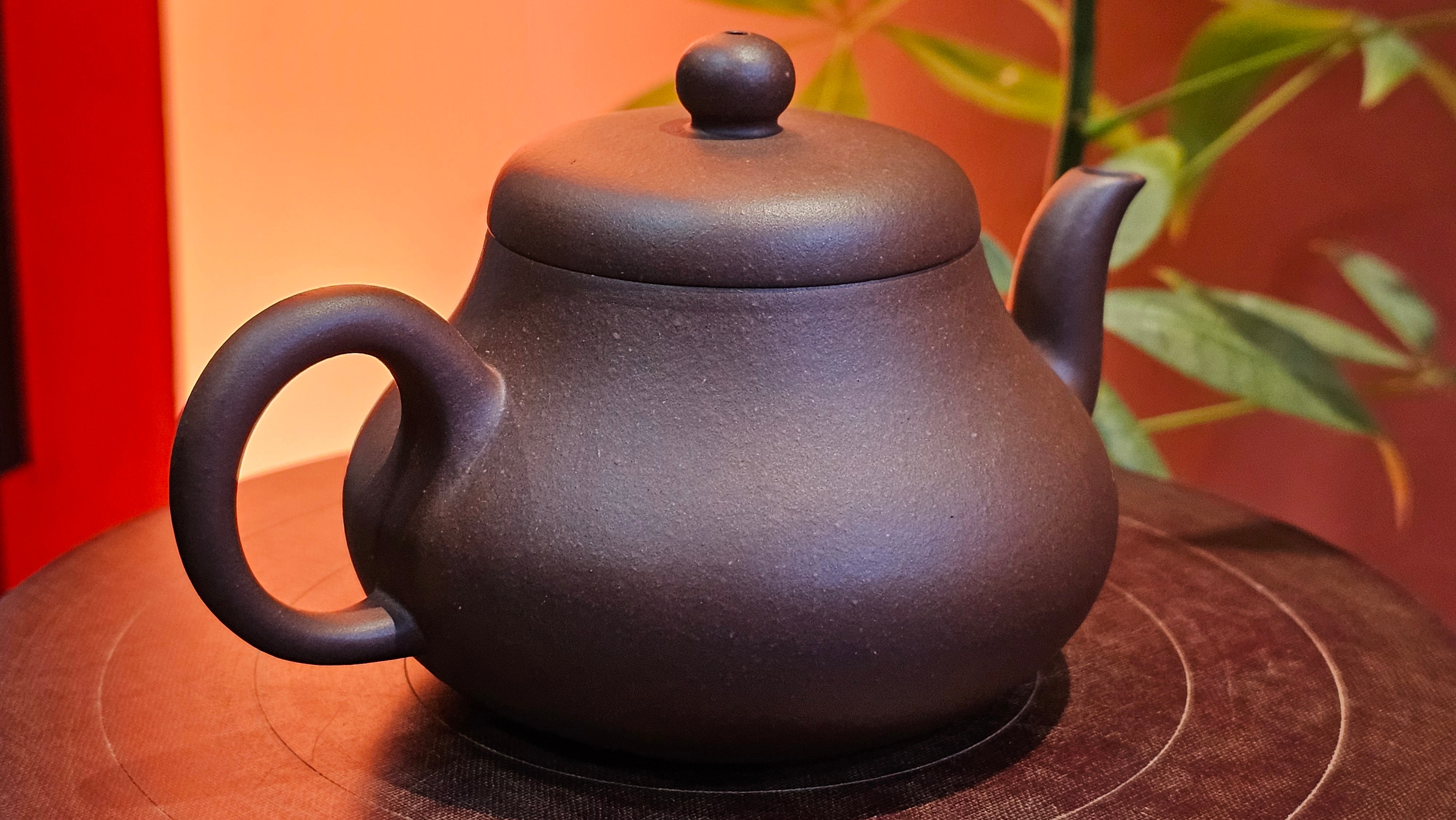 Jun De 君德, 190.2ml, Di Cao Qing Zi Ni 底槽青紫泥, by Craftsman Gu Xiao Ming 顾小明。