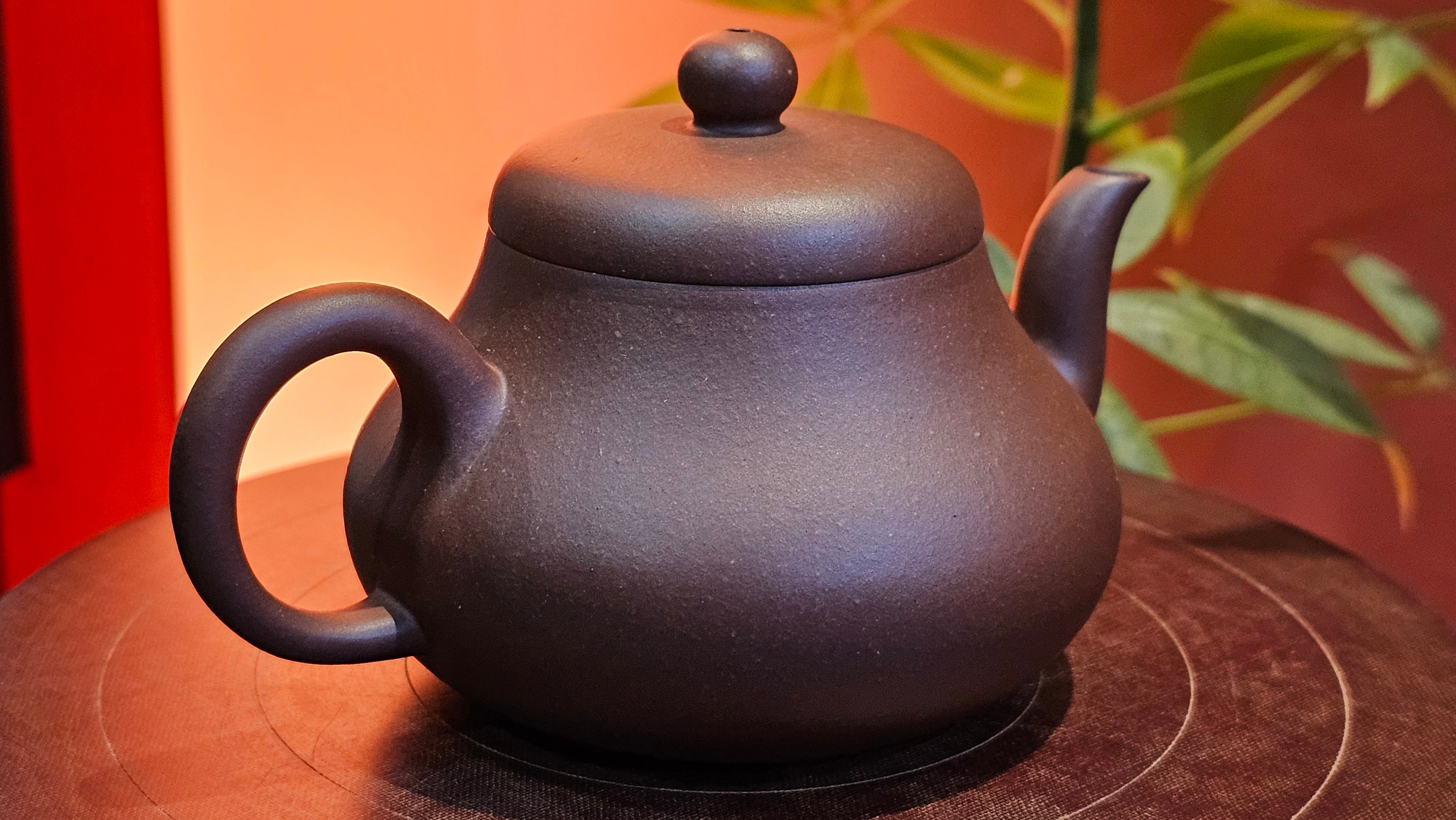 Jun De 君德, 190.2ml, Di Cao Qing Zi Ni 底槽青紫泥, by Craftsman Gu Xiao Ming 顾小明。