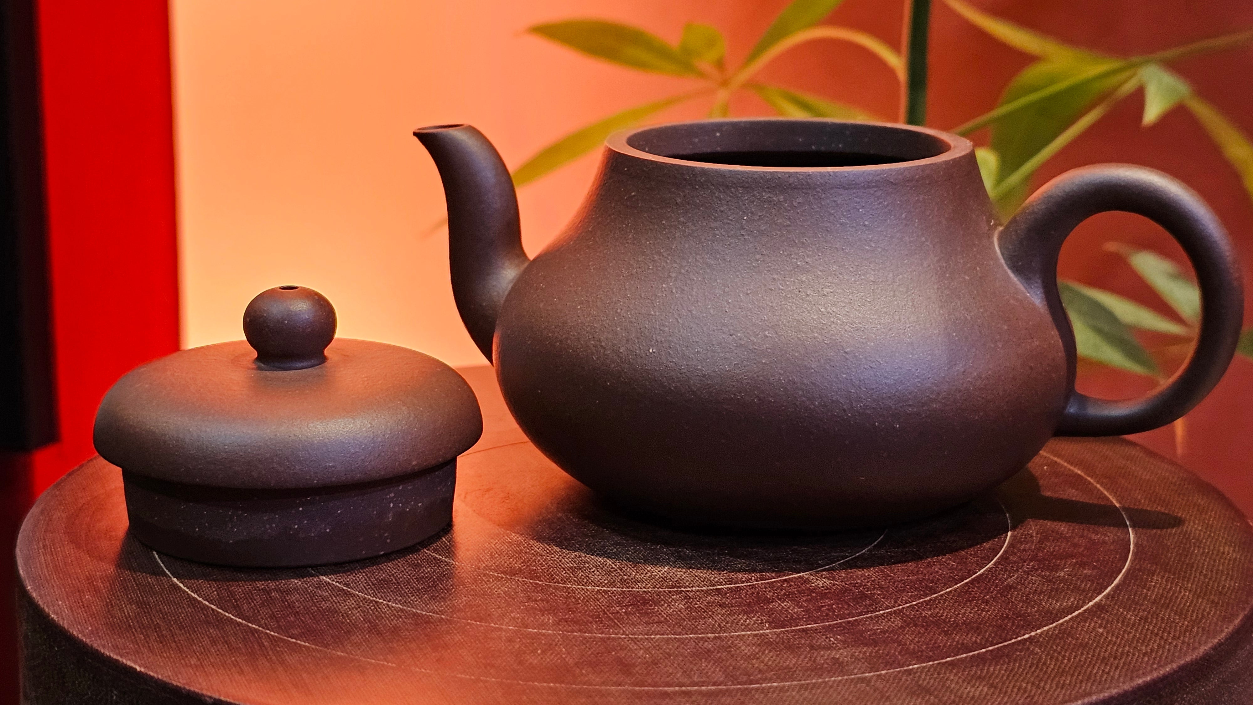 Jun De 君德, 190.2ml, Di Cao Qing Zi Ni 底槽青紫泥, by Craftsman Gu Xiao Ming 顾小明。