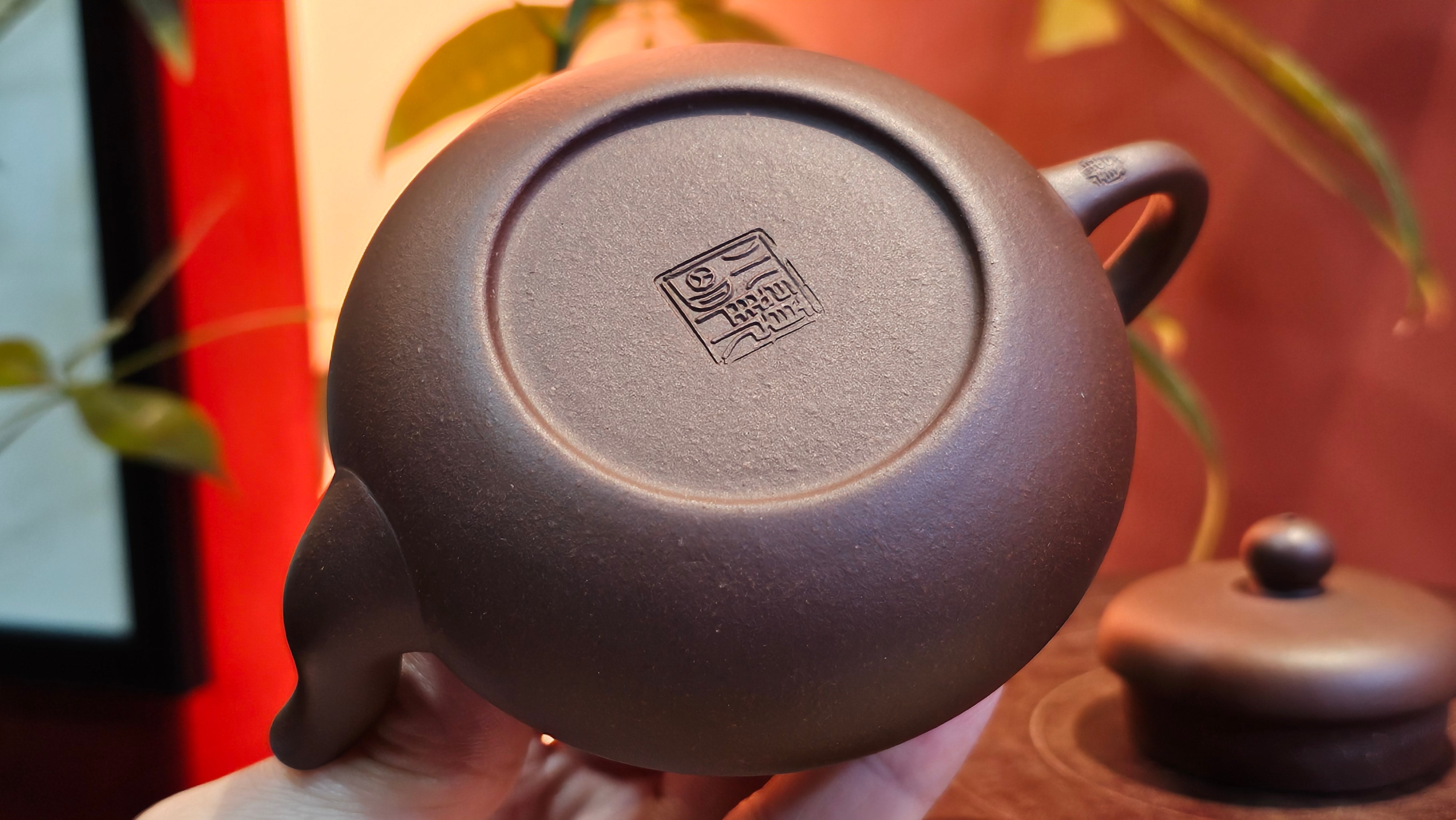 Jun De 君德, 190.2ml, Di Cao Qing Zi Ni 底槽青紫泥, by Craftsman Gu Xiao Ming 顾小明。