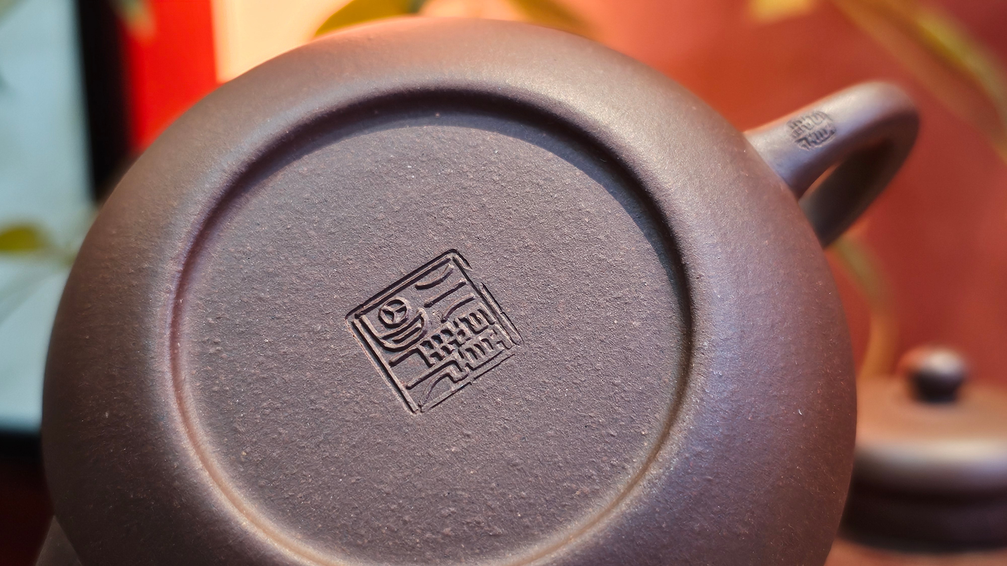 Jun De 君德, 190.2ml, Di Cao Qing Zi Ni 底槽青紫泥, by Craftsman Gu Xiao Ming 顾小明。