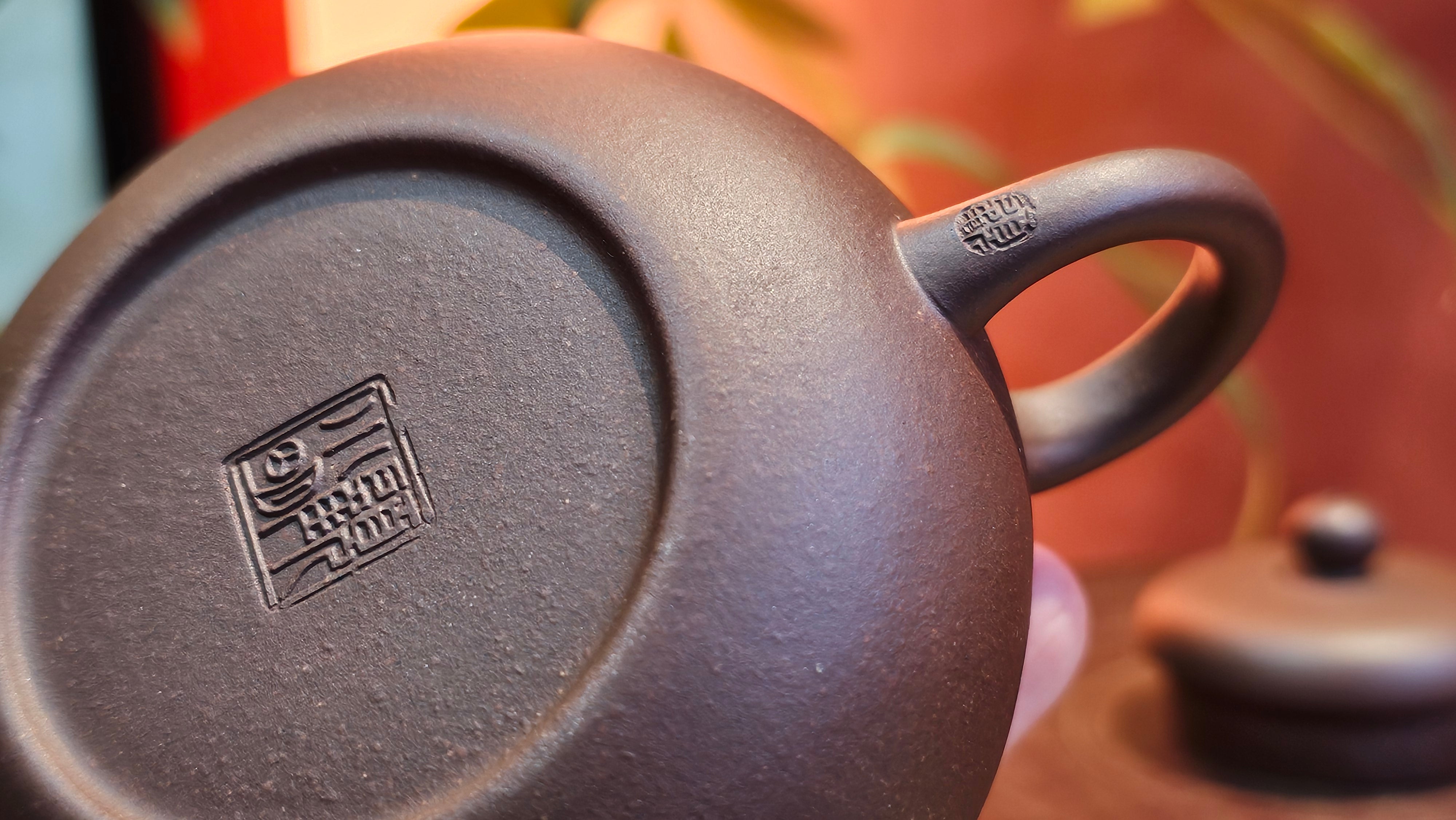 Jun De 君德, 190.2ml, Di Cao Qing Zi Ni 底槽青紫泥, by Craftsman Gu Xiao Ming 顾小明。