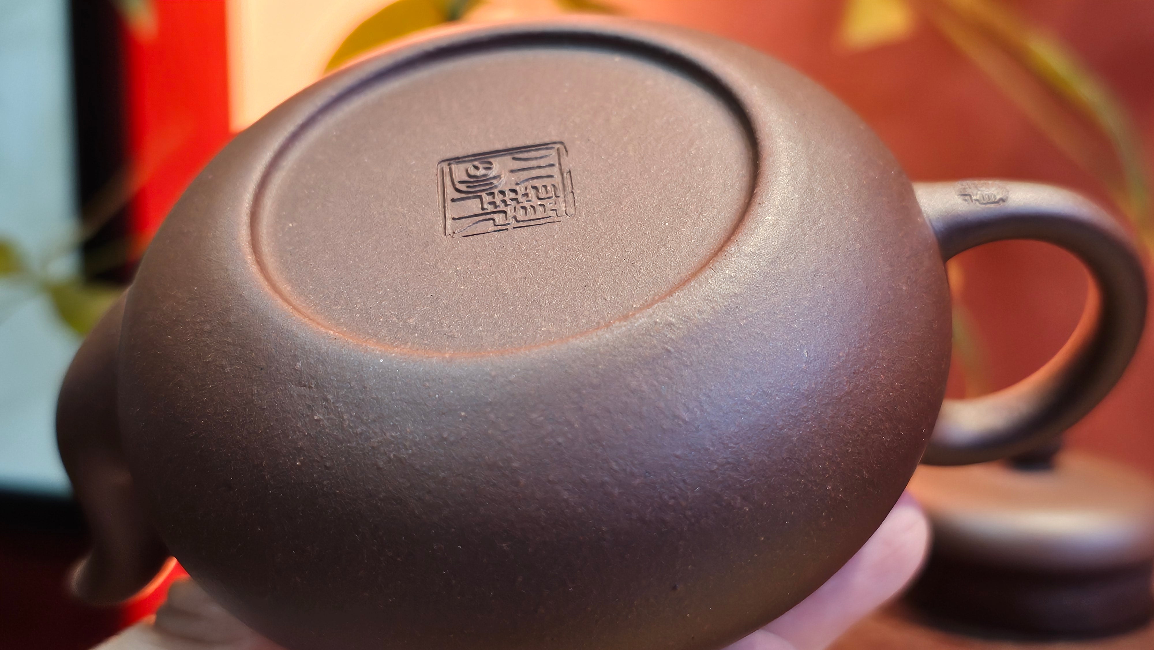 Jun De 君德, 190.2ml, Di Cao Qing Zi Ni 底槽青紫泥, by Craftsman Gu Xiao Ming 顾小明。