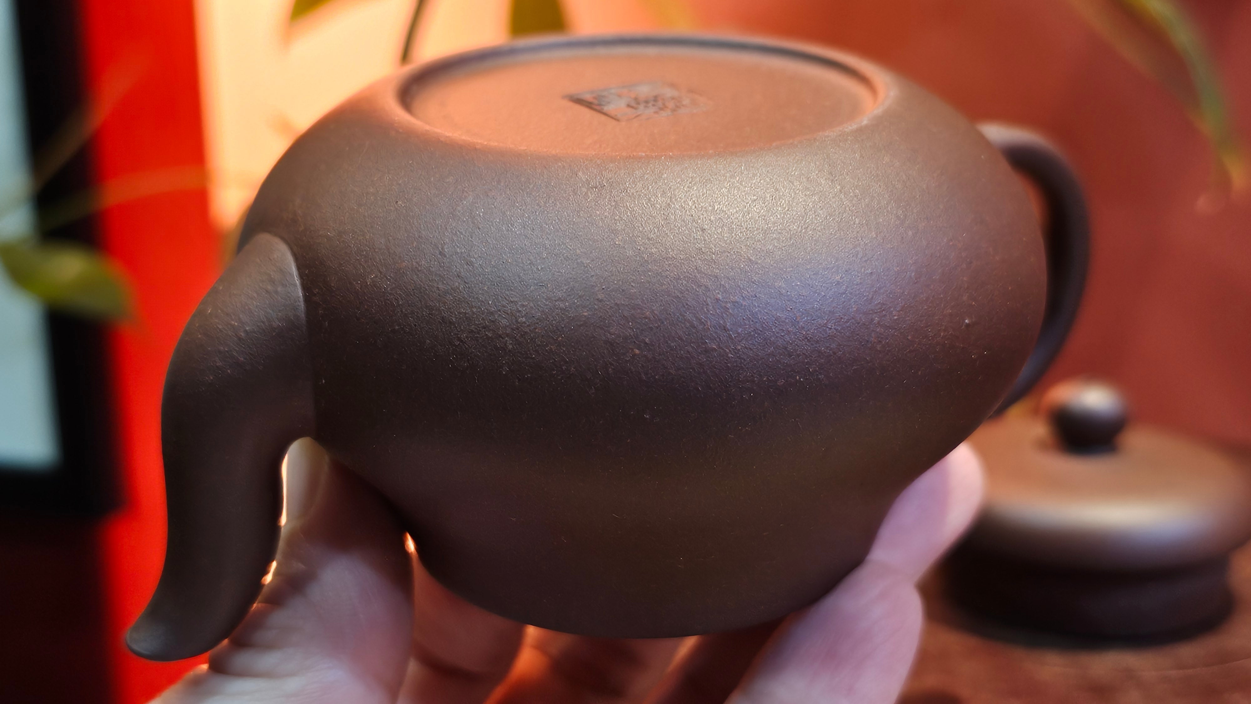 Jun De 君德, 190.2ml, Di Cao Qing Zi Ni 底槽青紫泥, by Craftsman Gu Xiao Ming 顾小明。