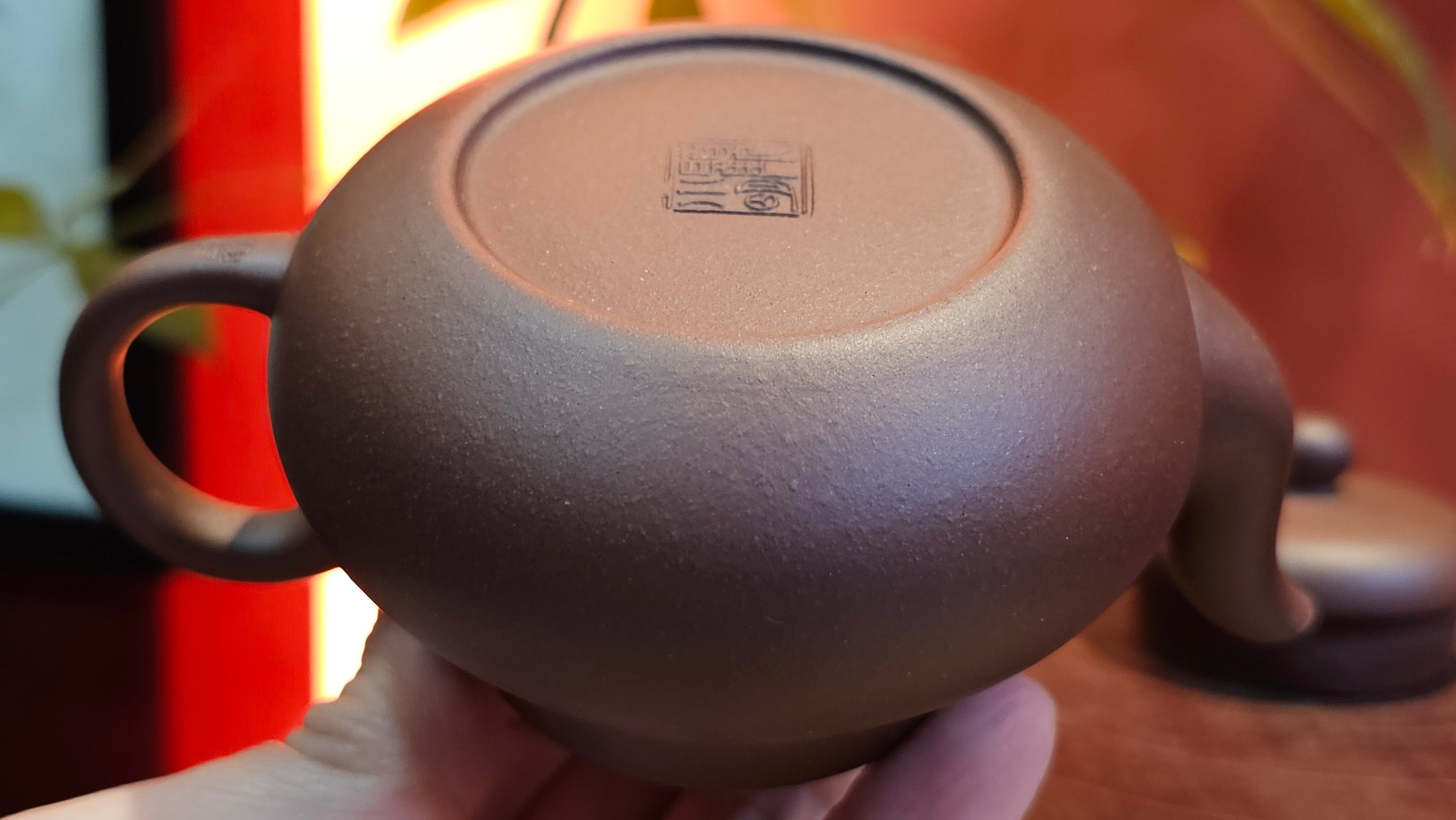 Jun De 君德, 190.2ml, Di Cao Qing Zi Ni 底槽青紫泥, by Craftsman Gu Xiao Ming 顾小明。