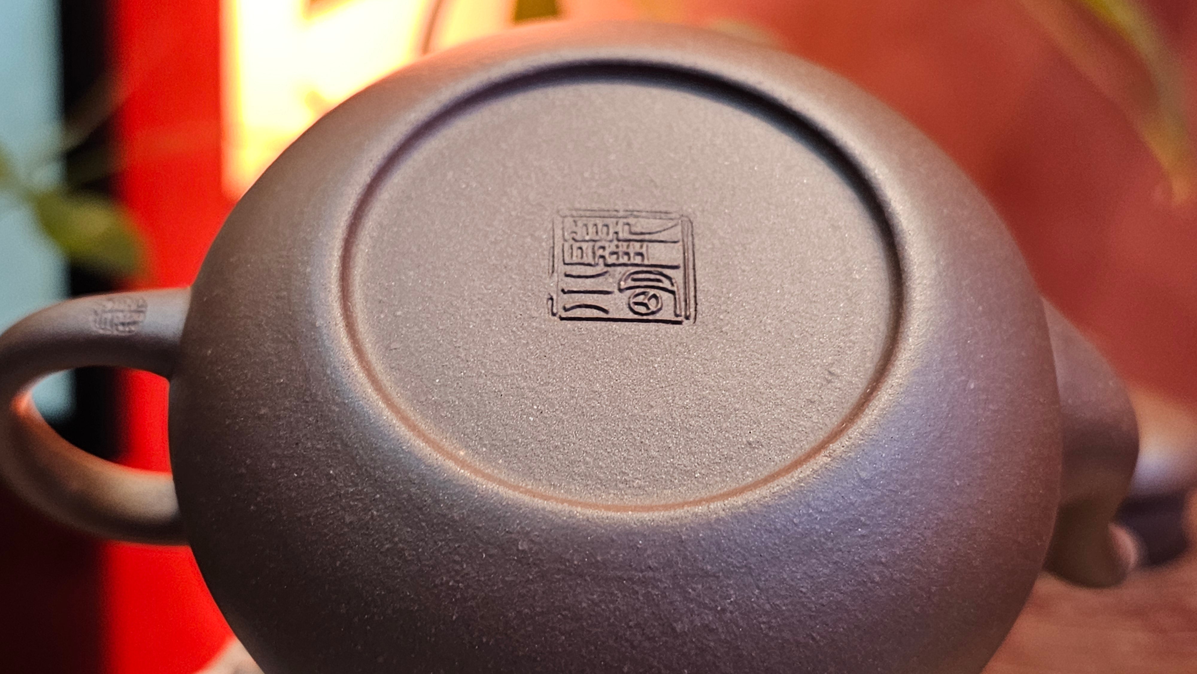 Jun De 君德, 190.2ml, Di Cao Qing Zi Ni 底槽青紫泥, by Craftsman Gu Xiao Ming 顾小明。