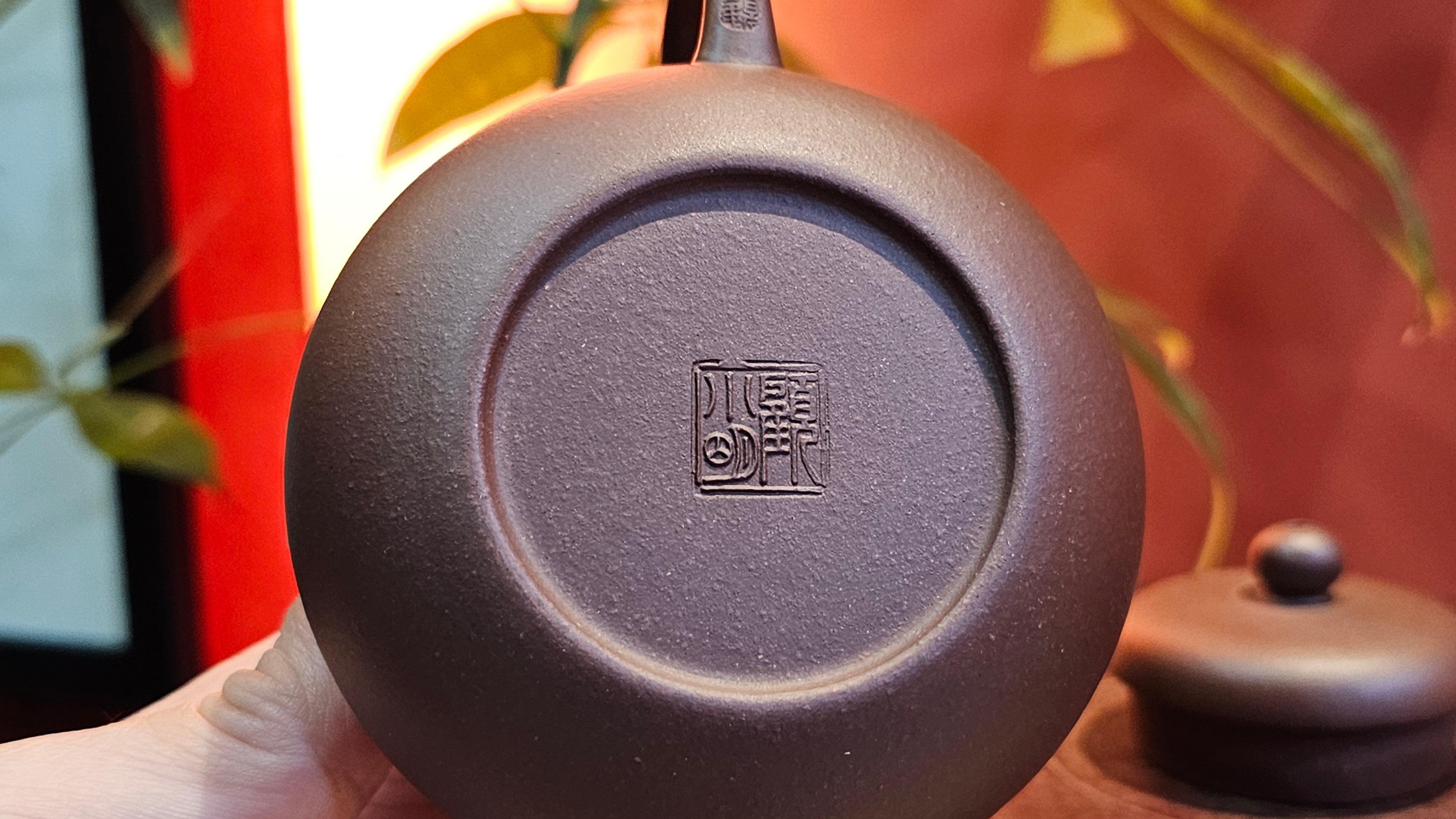 Jun De 君德, 190.2ml, Di Cao Qing Zi Ni 底槽青紫泥, by Craftsman Gu Xiao Ming 顾小明。