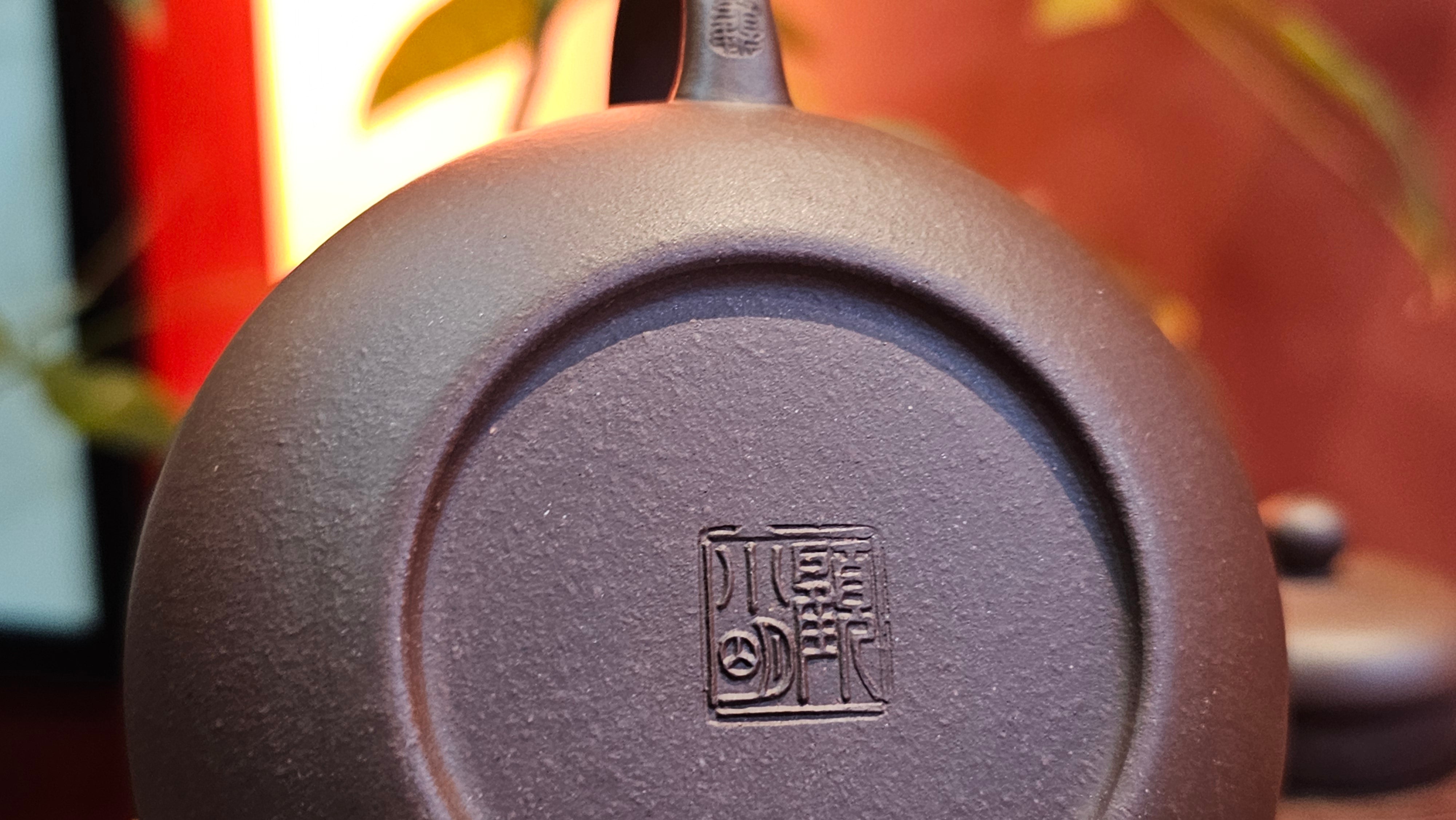 Jun De 君德, 190.2ml, Di Cao Qing Zi Ni 底槽青紫泥, by Craftsman Gu Xiao Ming 顾小明。