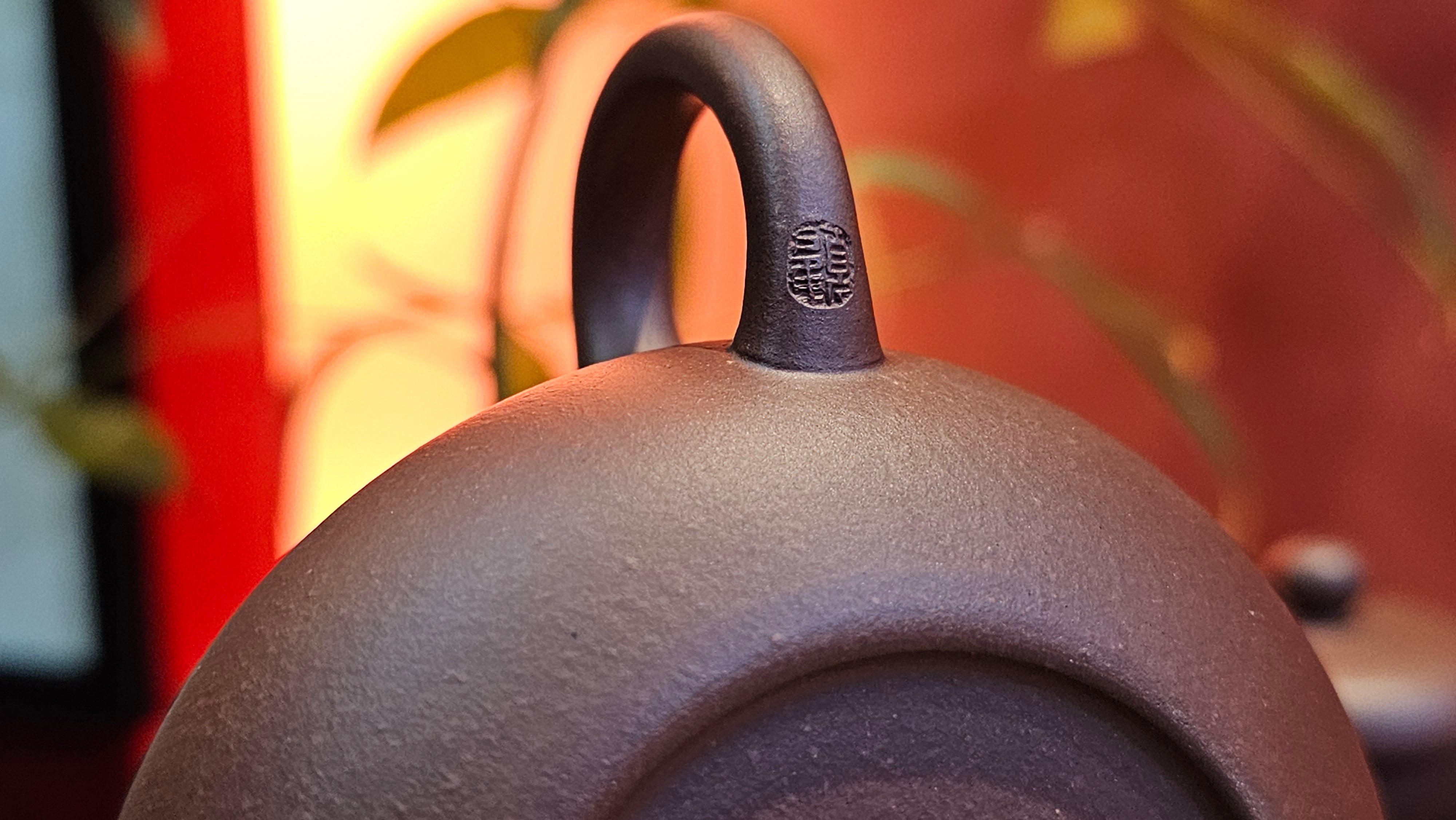 Jun De 君德, 190.2ml, Di Cao Qing Zi Ni 底槽青紫泥, by Craftsman Gu Xiao Ming 顾小明。