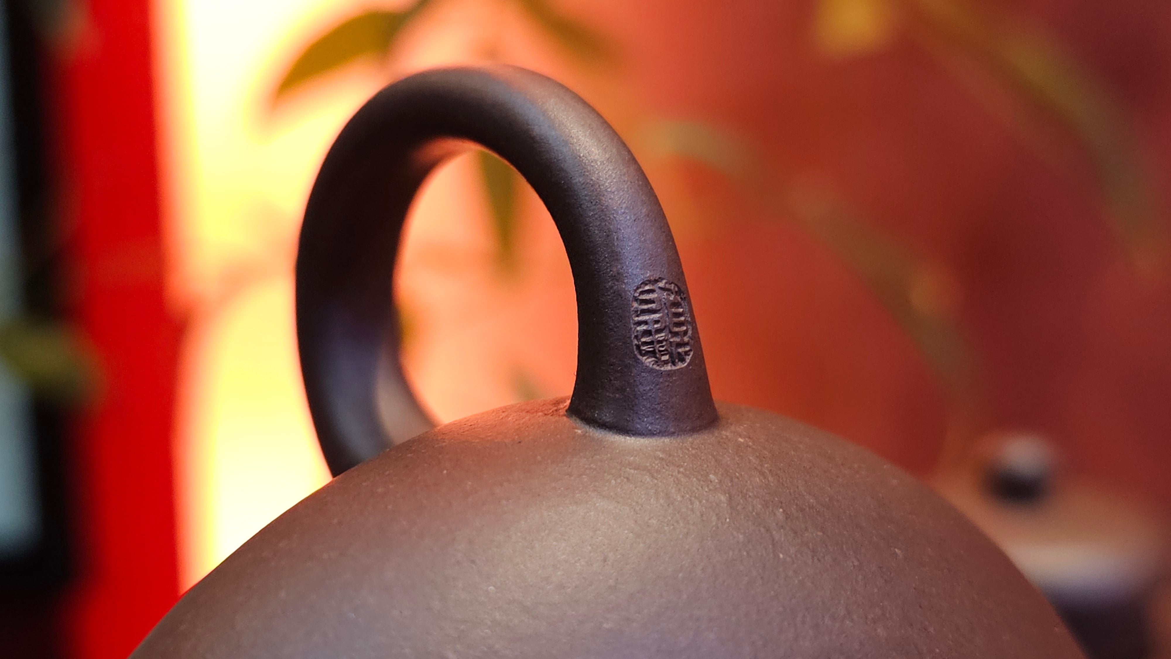 Jun De 君德, 190.2ml, Di Cao Qing Zi Ni 底槽青紫泥, by Craftsman Gu Xiao Ming 顾小明。