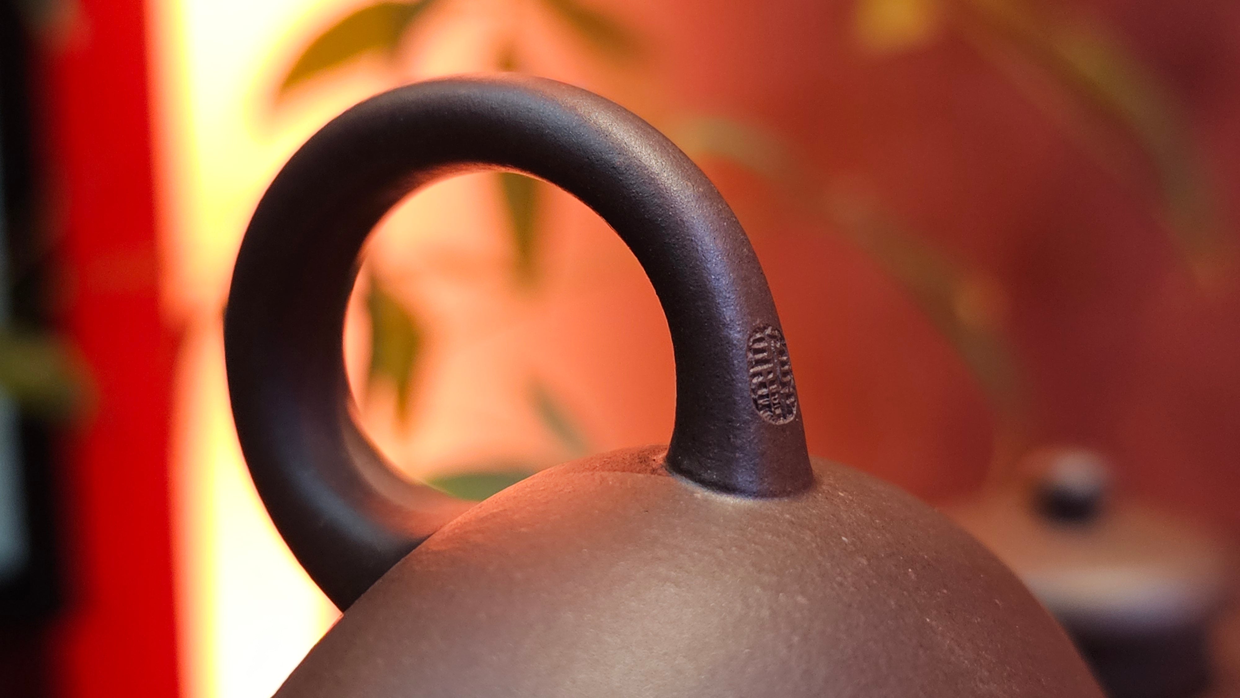 Jun De 君德, 190.2ml, Di Cao Qing Zi Ni 底槽青紫泥, by Craftsman Gu Xiao Ming 顾小明。