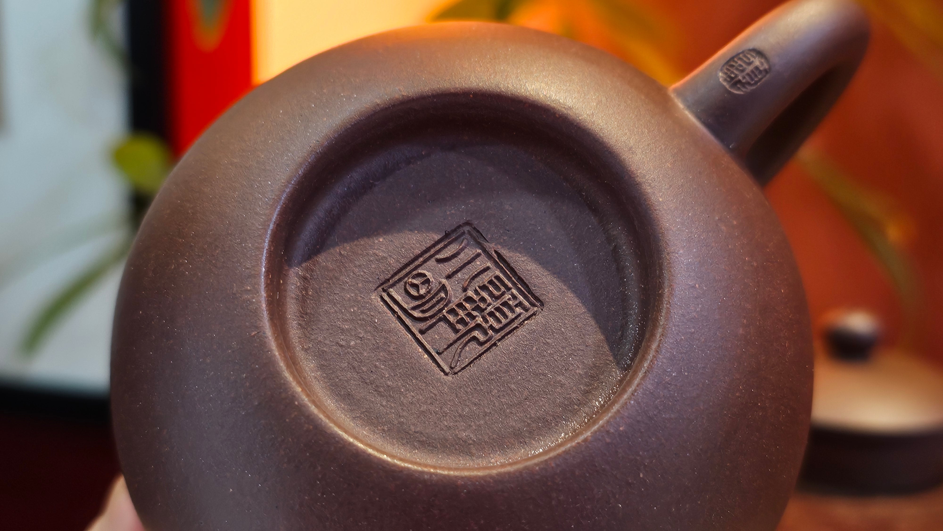 Xi Shi 西施, 156.8ml, Lao Zi Ni 老紫泥, by Craftsman Gu Xiao Ming 顾小明。