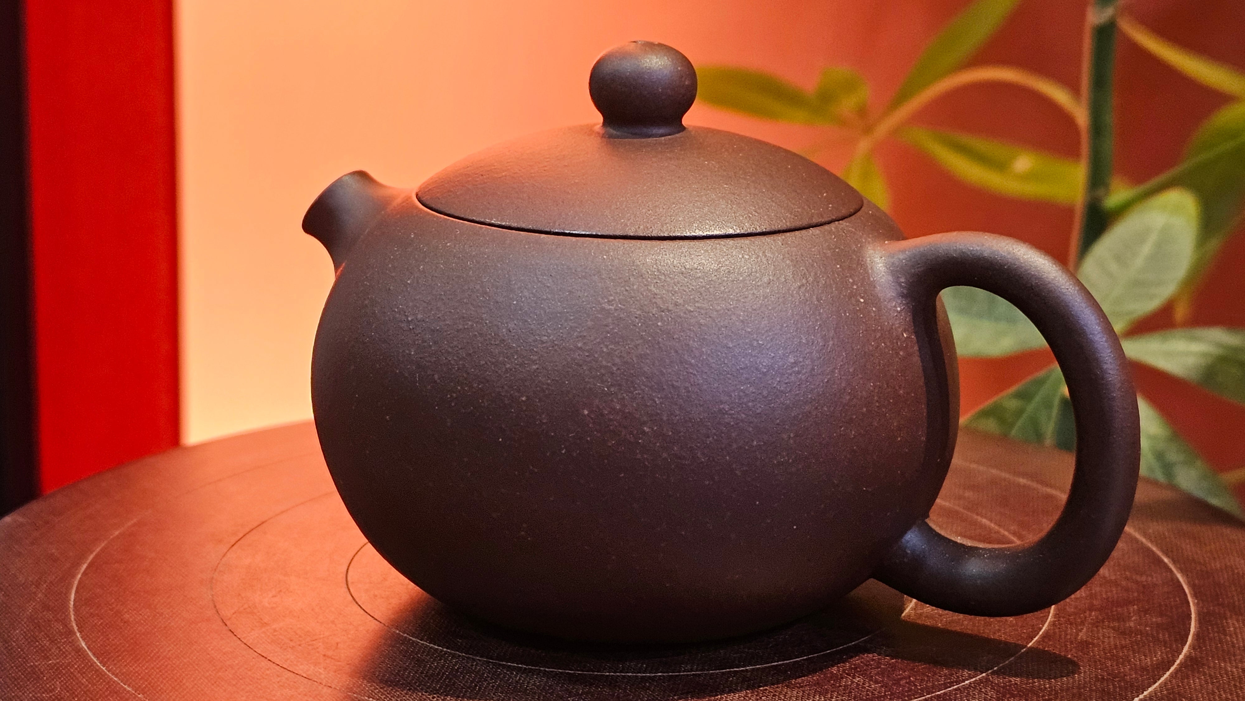 Xi Shi 西施, 155.8ml, Lao Zi Ni 老紫泥, by Craftsman Gu Xiao Ming 顾小明。