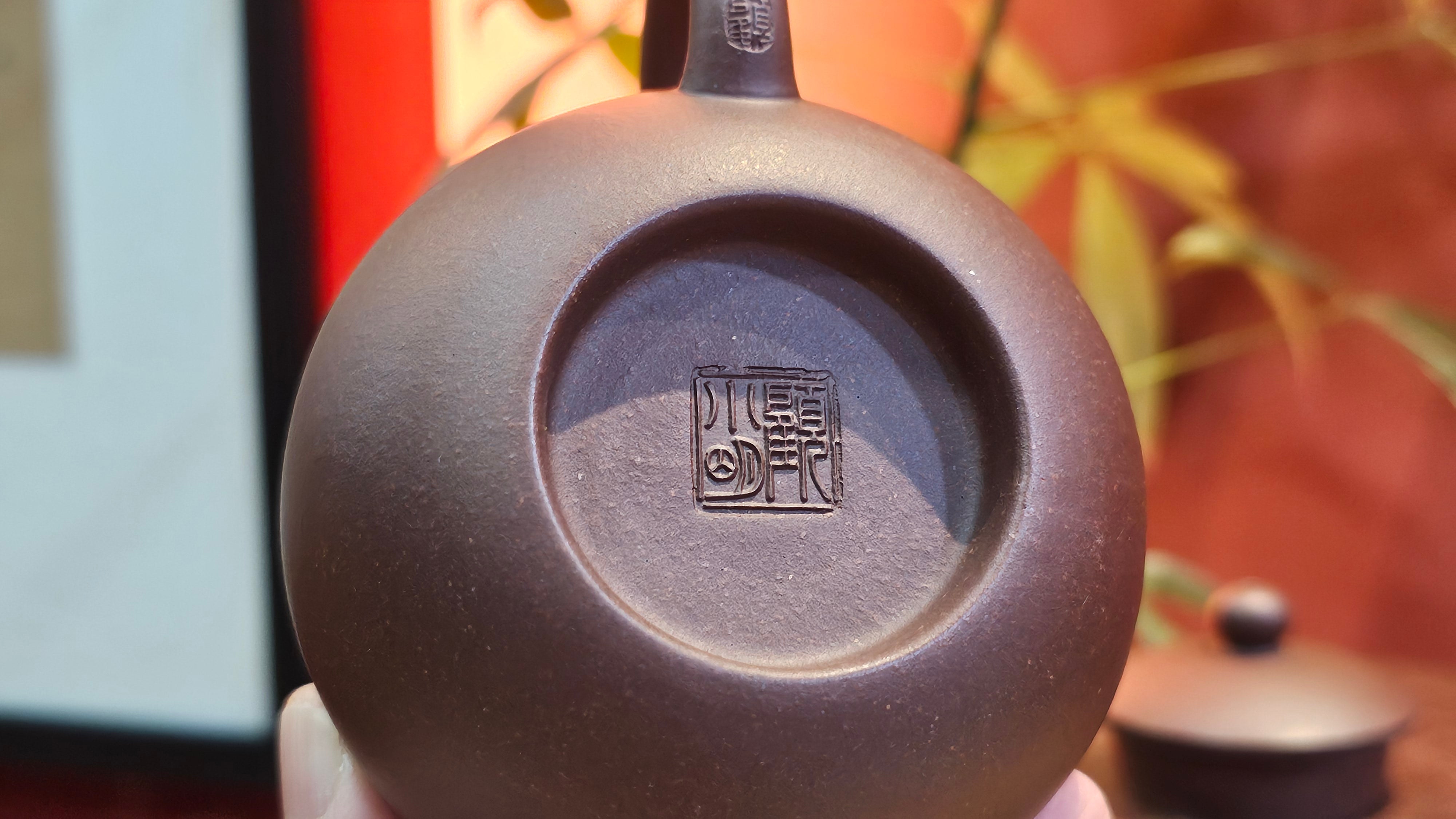 Xi Shi 西施, 155.8ml, Lao Zi Ni 老紫泥, by Craftsman Gu Xiao Ming 顾小明。