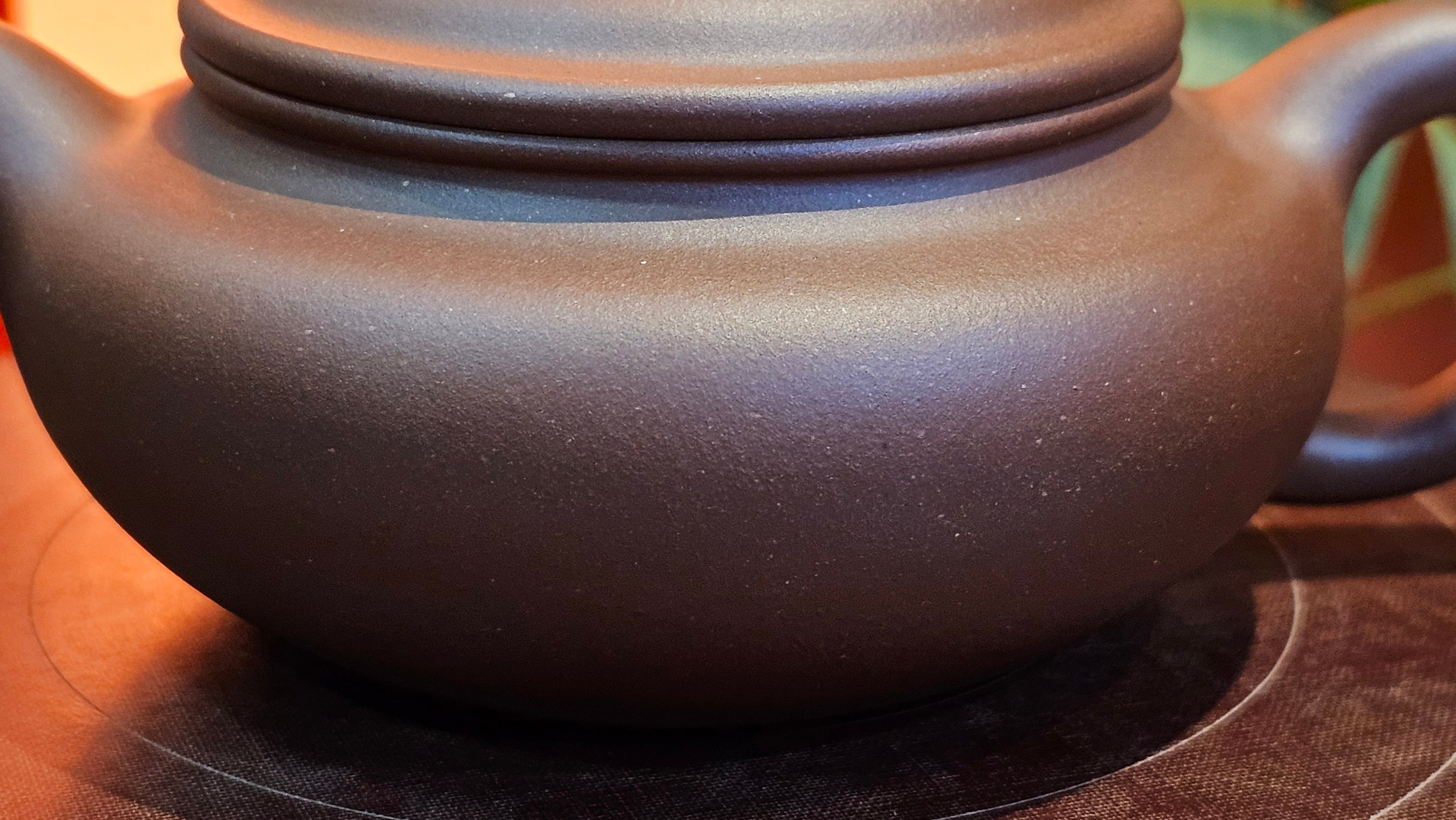 Bian Fu 扁腹, 268.6ml, Di Cao Qing Zi Ni 底槽青紫泥, by our Collaborative Craftsman Chen Fa Chu 陈法初。