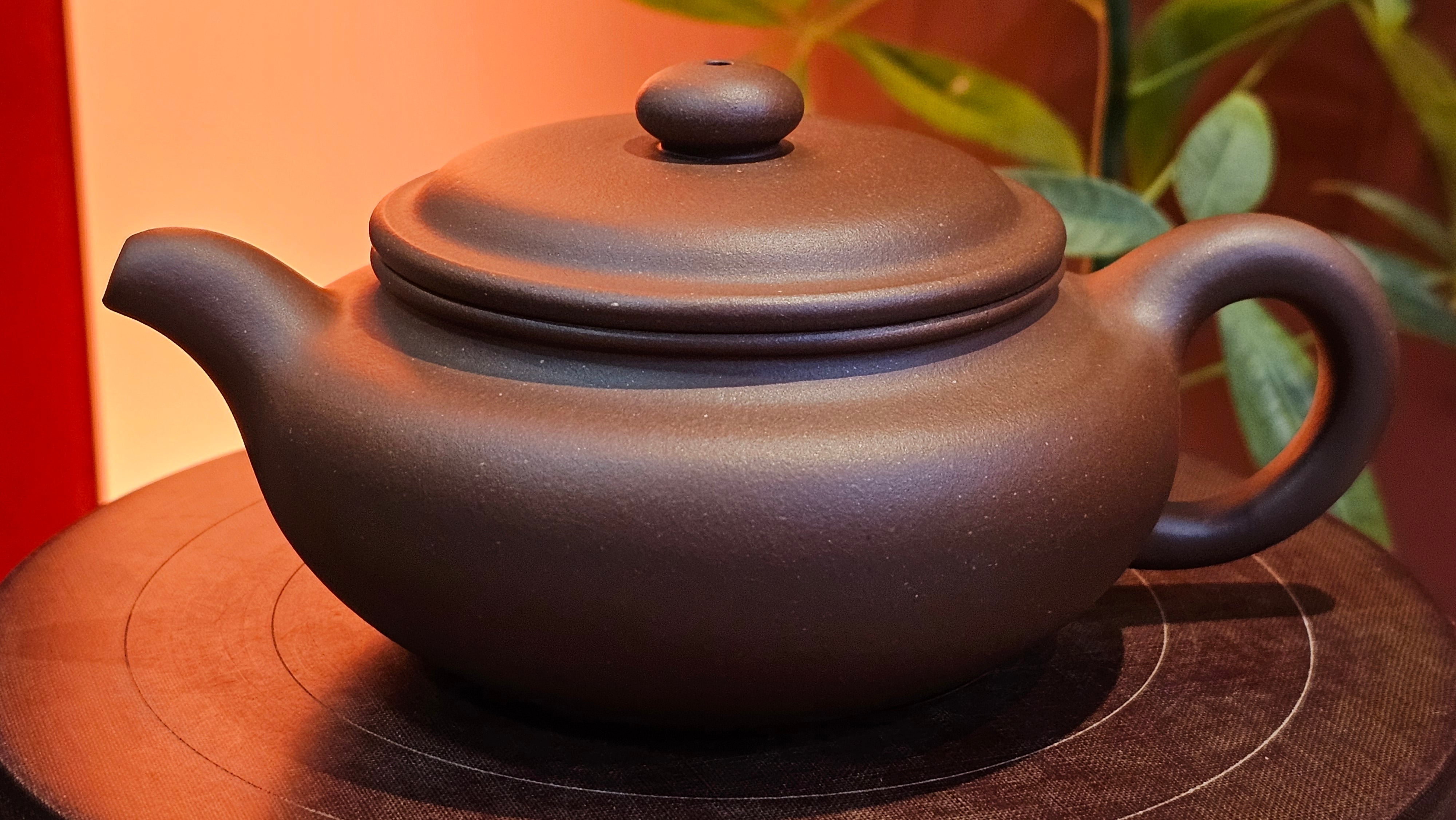 Bian Fu 扁腹, 268.6ml, Di Cao Qing Zi Ni 底槽青紫泥, by our Collaborative Craftsman Chen Fa Chu 陈法初。