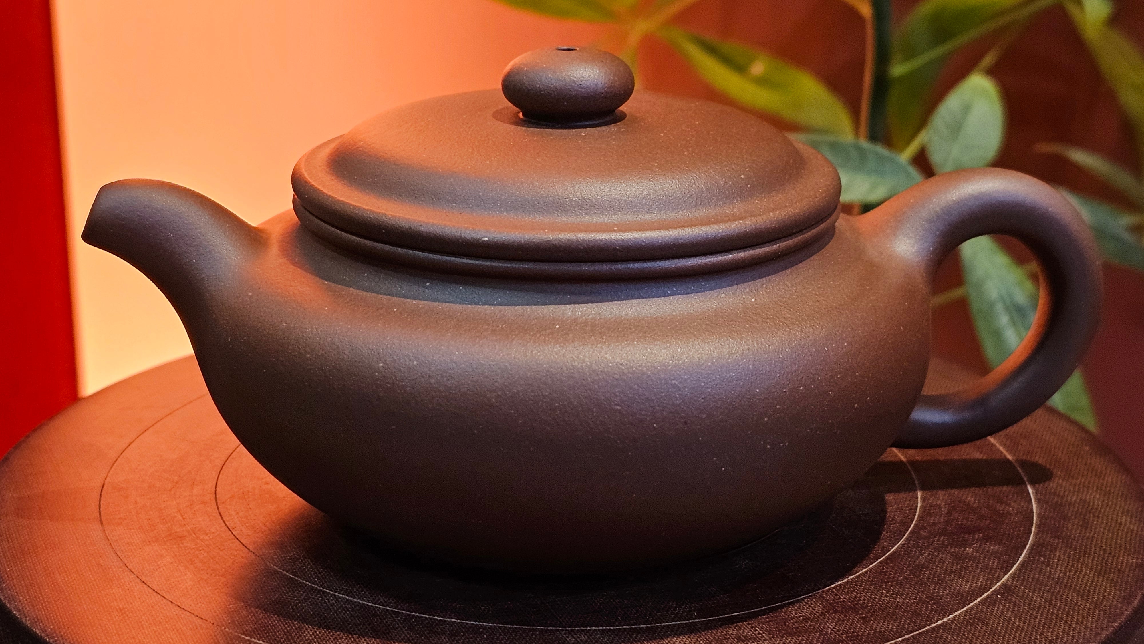 Bian Fu 扁腹, 268.6ml, Di Cao Qing Zi Ni 底槽青紫泥, by our Collaborative Craftsman Chen Fa Chu 陈法初。