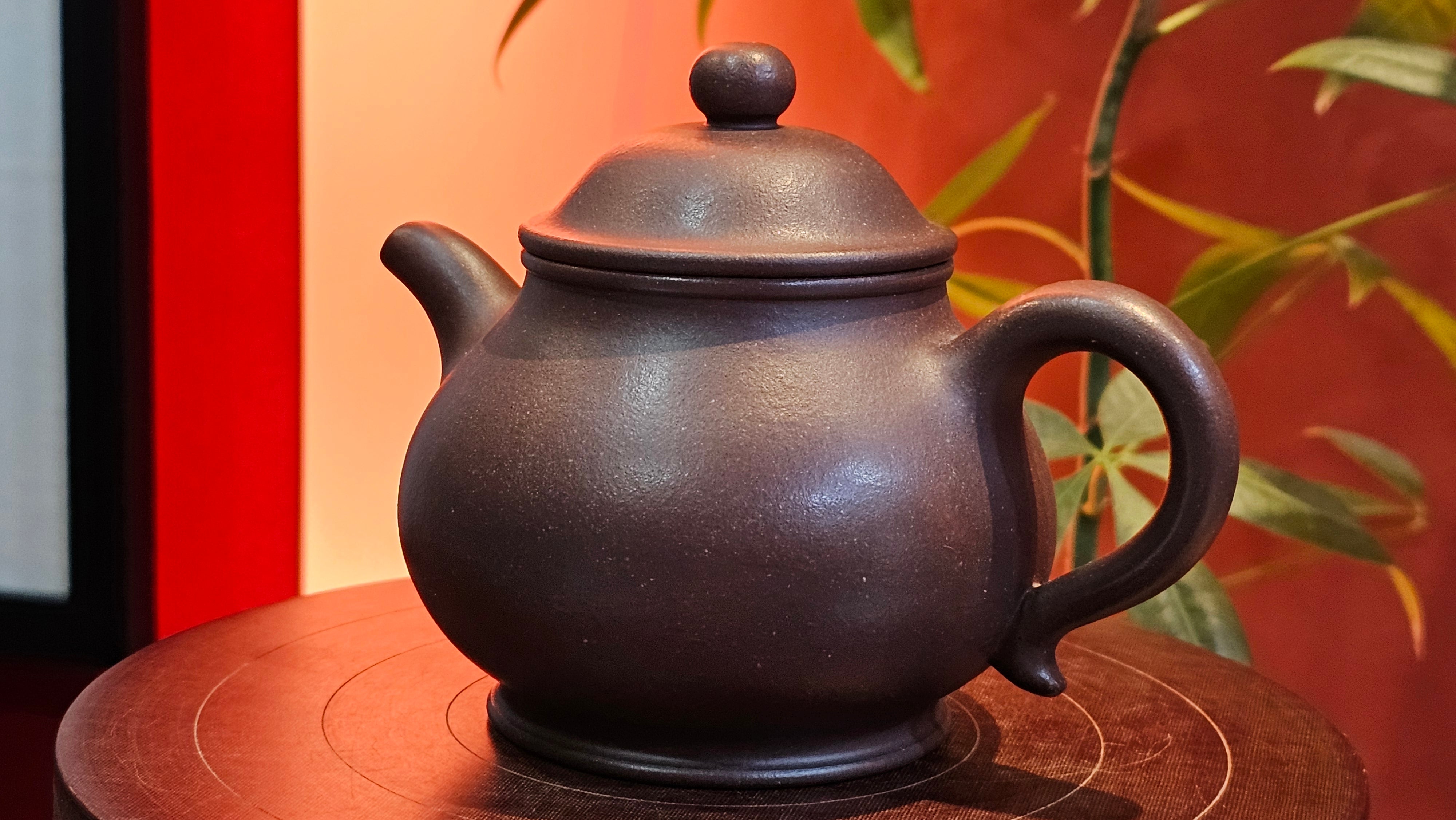 Pan Hu 番壶, 238.8ml, Da Shui Tan Zi Ni 大水潭紫泥, by our Collaborative Craftsman Chen Fa Chu 陈法初。