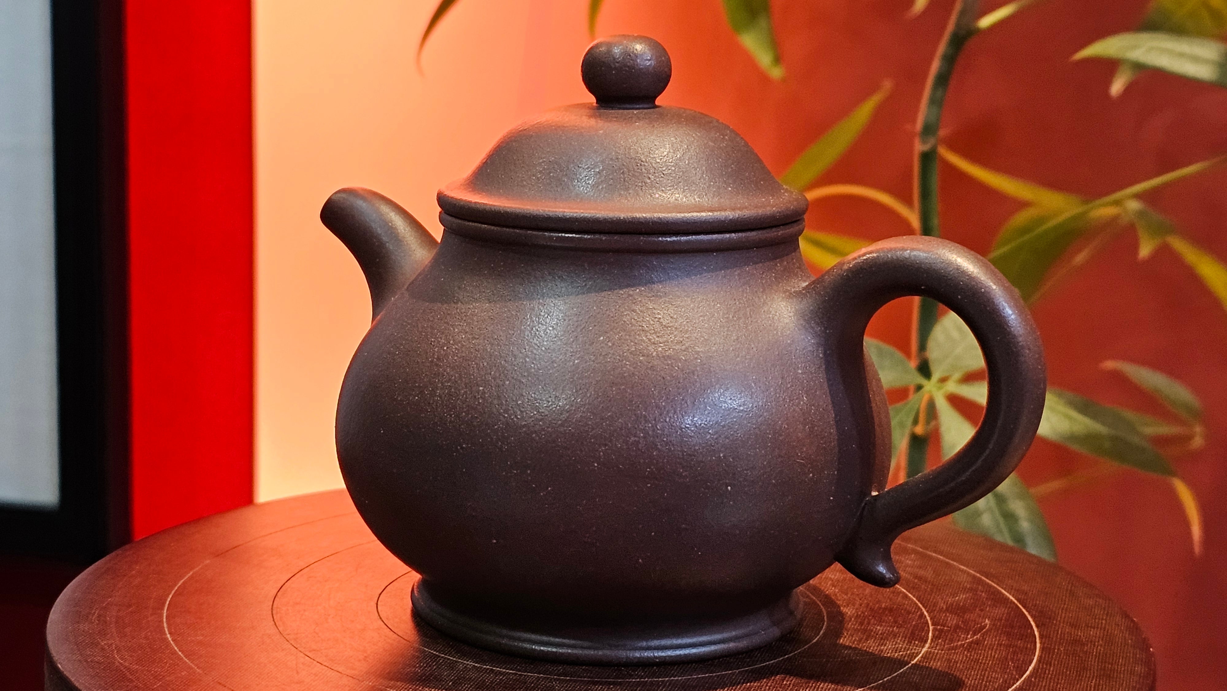 Pan Hu 番壶, 238.8ml, Da Shui Tan Zi Ni 大水潭紫泥, by our Collaborative Craftsman Chen Fa Chu 陈法初。