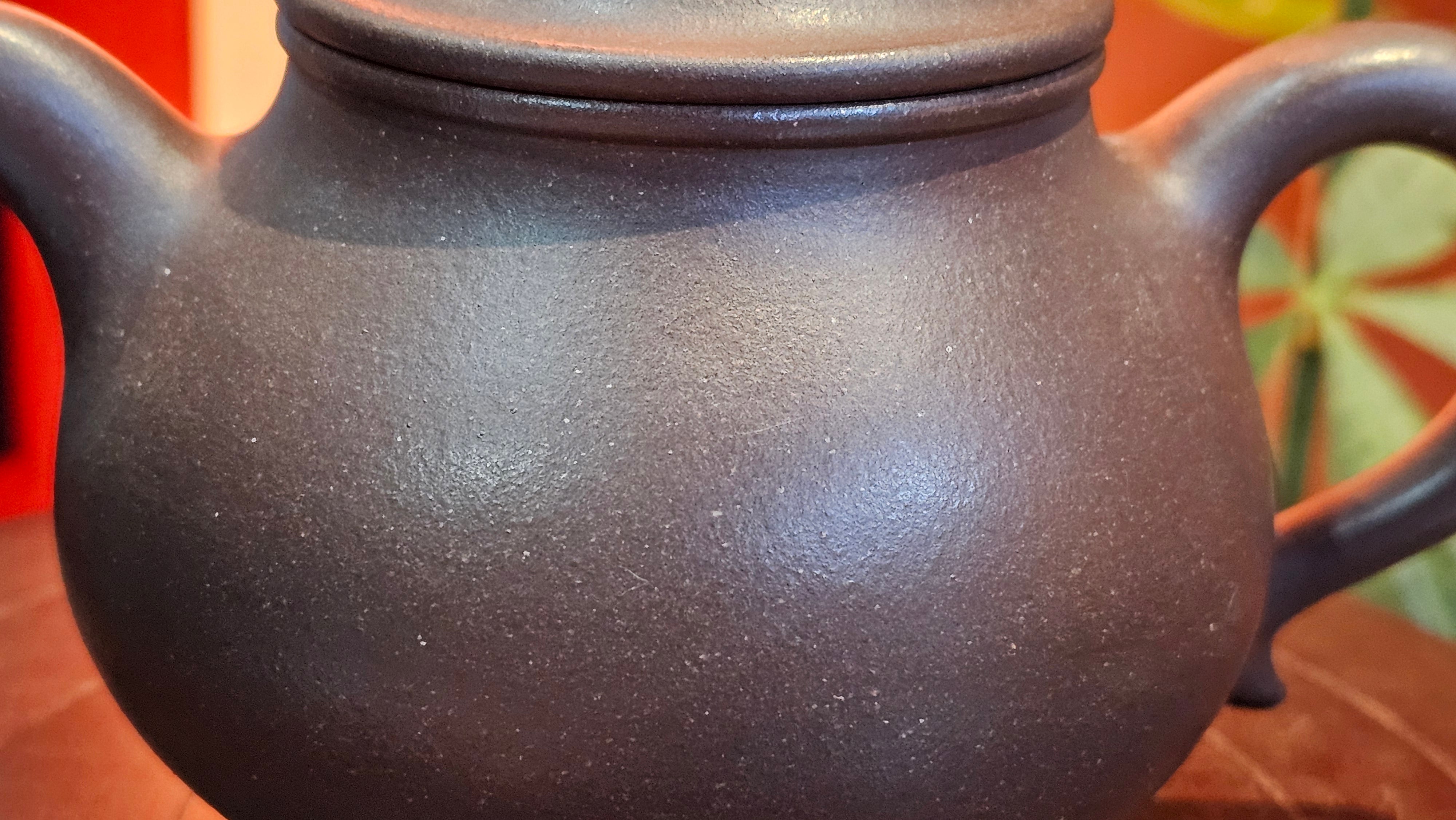 Pan Hu 番壶, 238.8ml, Da Shui Tan Zi Ni 大水潭紫泥, by our Collaborative Craftsman Chen Fa Chu 陈法初。