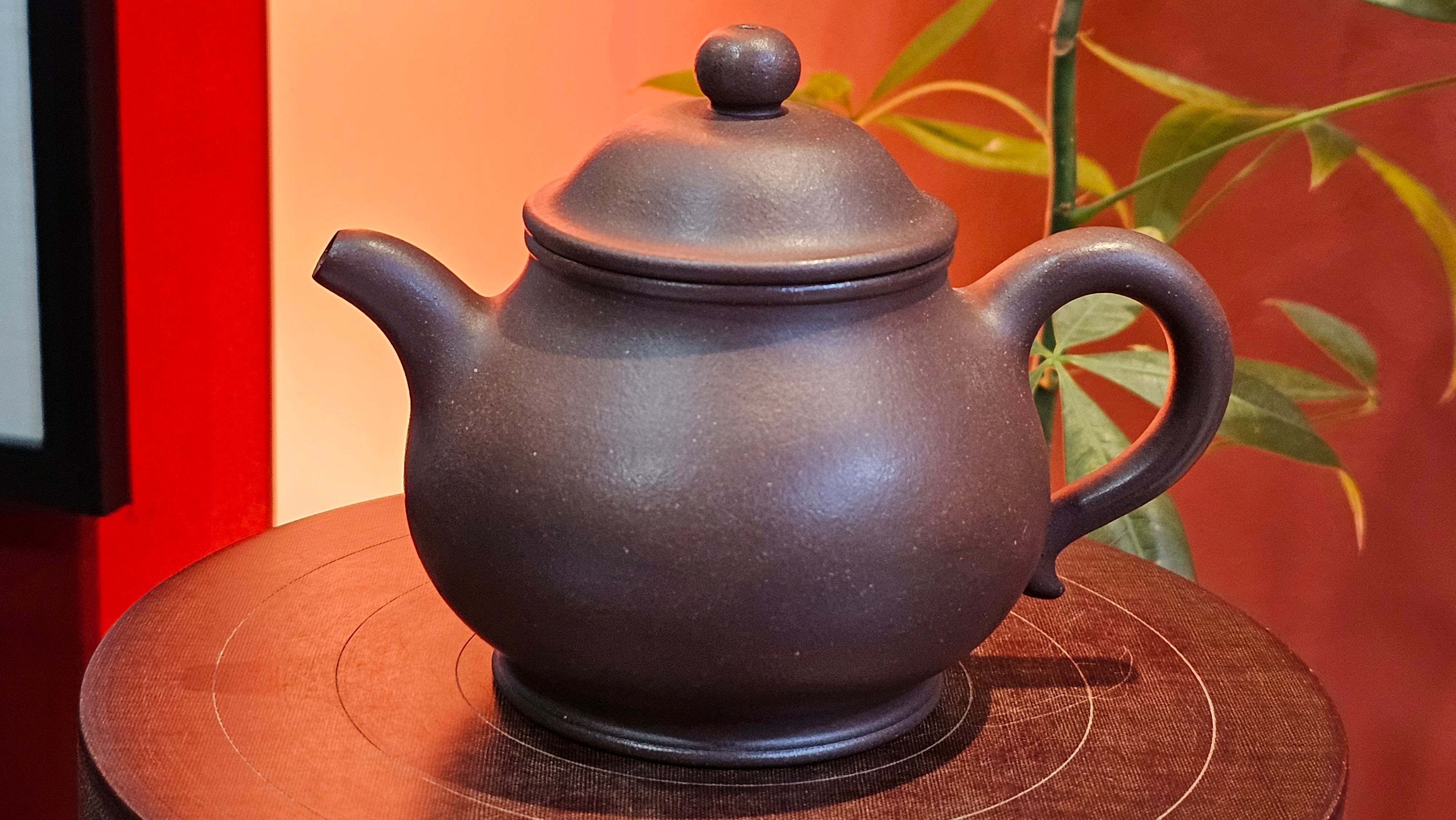 Pan Hu 番壶, 238.8ml, Da Shui Tan Zi Ni 大水潭紫泥, by our Collaborative Craftsman Chen Fa Chu 陈法初。