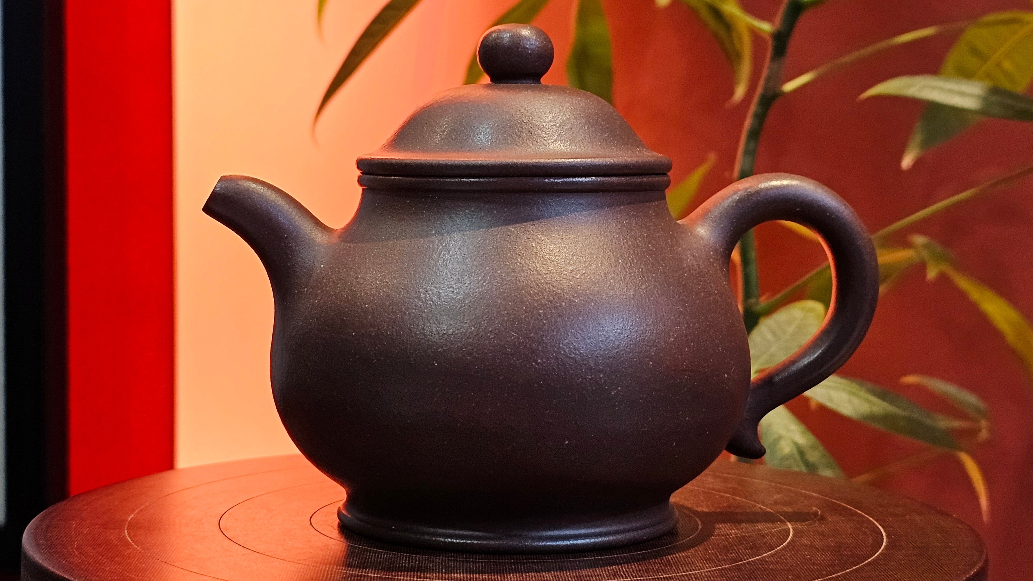 Pan Hu 番壶, 238.8ml, Da Shui Tan Zi Ni 大水潭紫泥, by our Collaborative Craftsman Chen Fa Chu 陈法初。