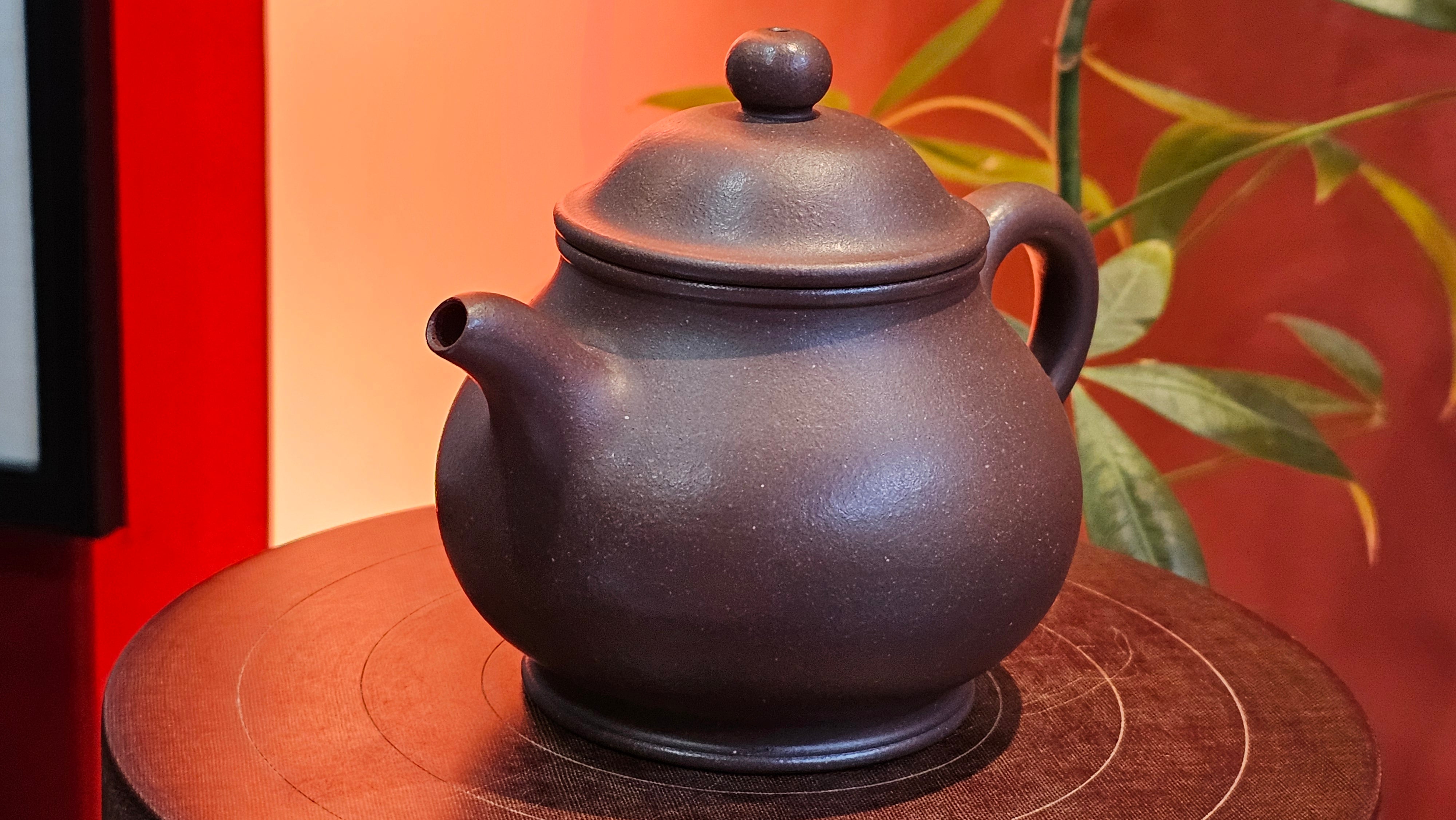 Pan Hu 番壶, 238.8ml, Da Shui Tan Zi Ni 大水潭紫泥, by our Collaborative Craftsman Chen Fa Chu 陈法初。