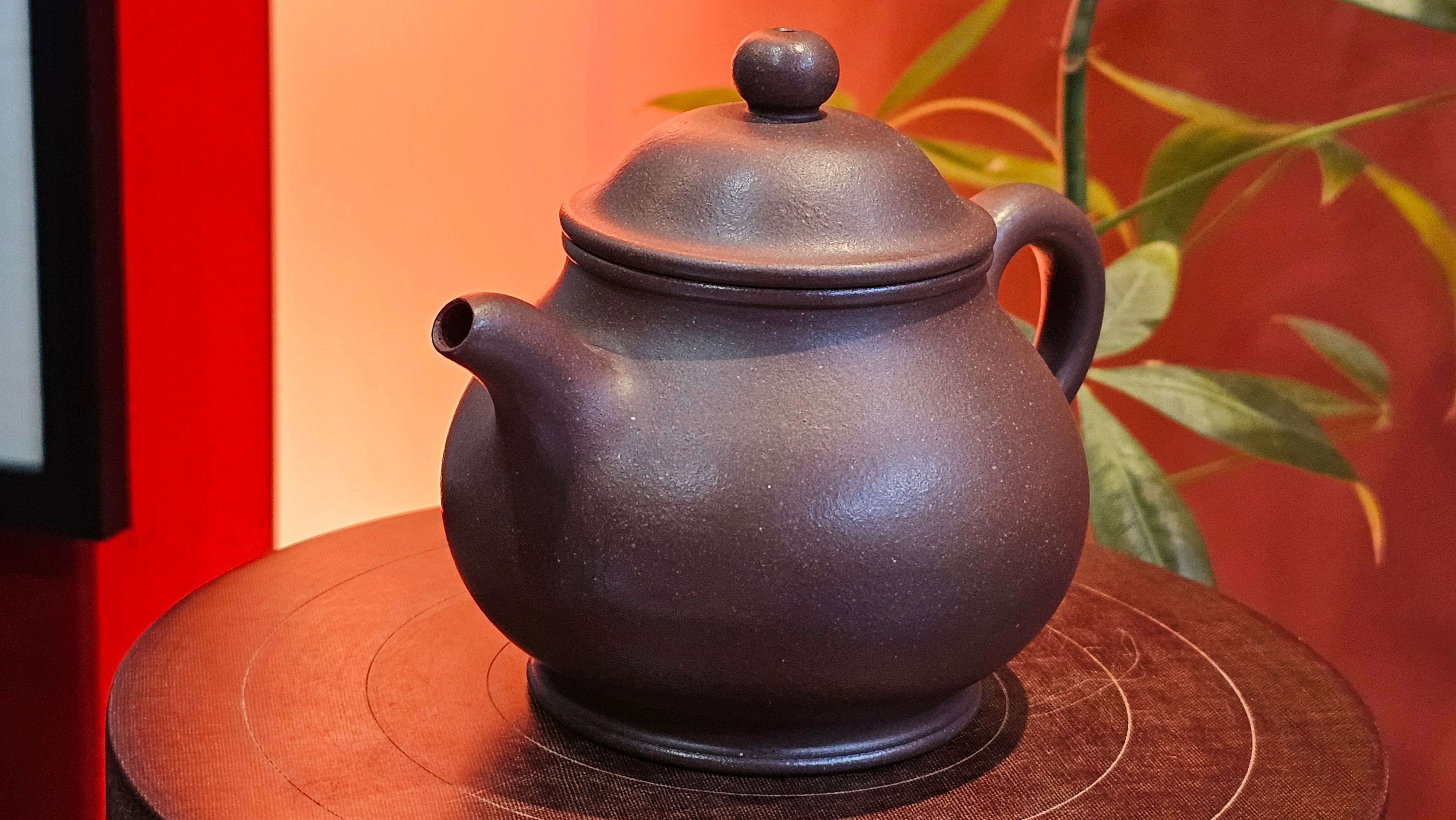 Pan Hu 番壶, 238.8ml, Da Shui Tan Zi Ni 大水潭紫泥, by our Collaborative Craftsman Chen Fa Chu 陈法初。