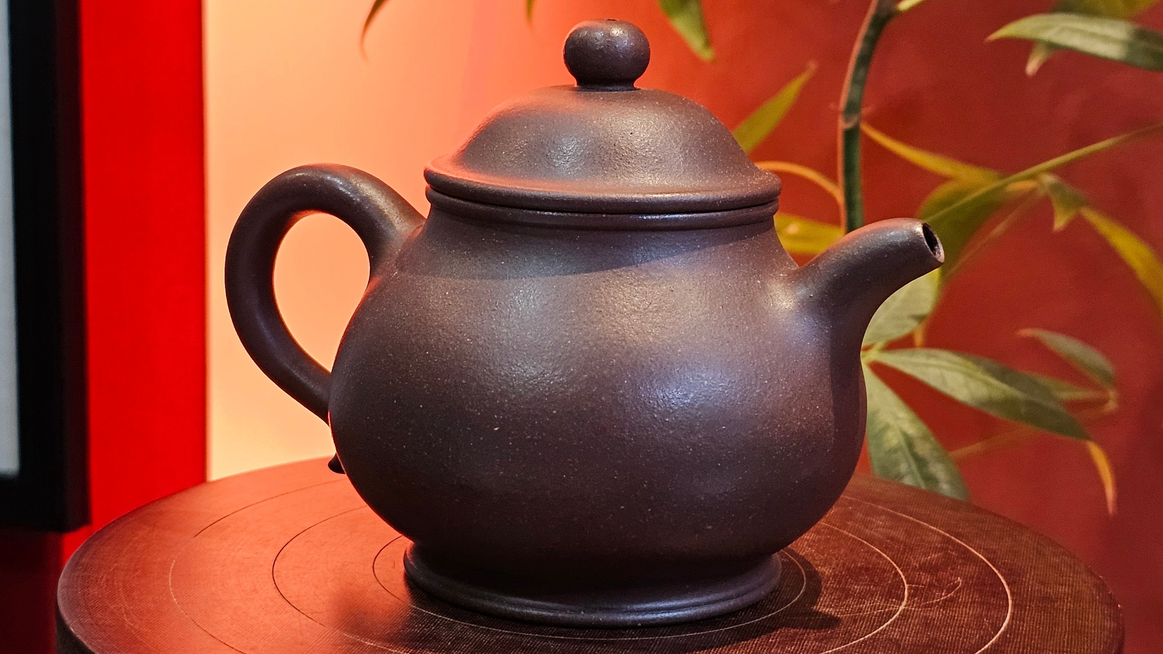 Pan Hu 番壶, 238.8ml, Da Shui Tan Zi Ni 大水潭紫泥, by our Collaborative Craftsman Chen Fa Chu 陈法初。