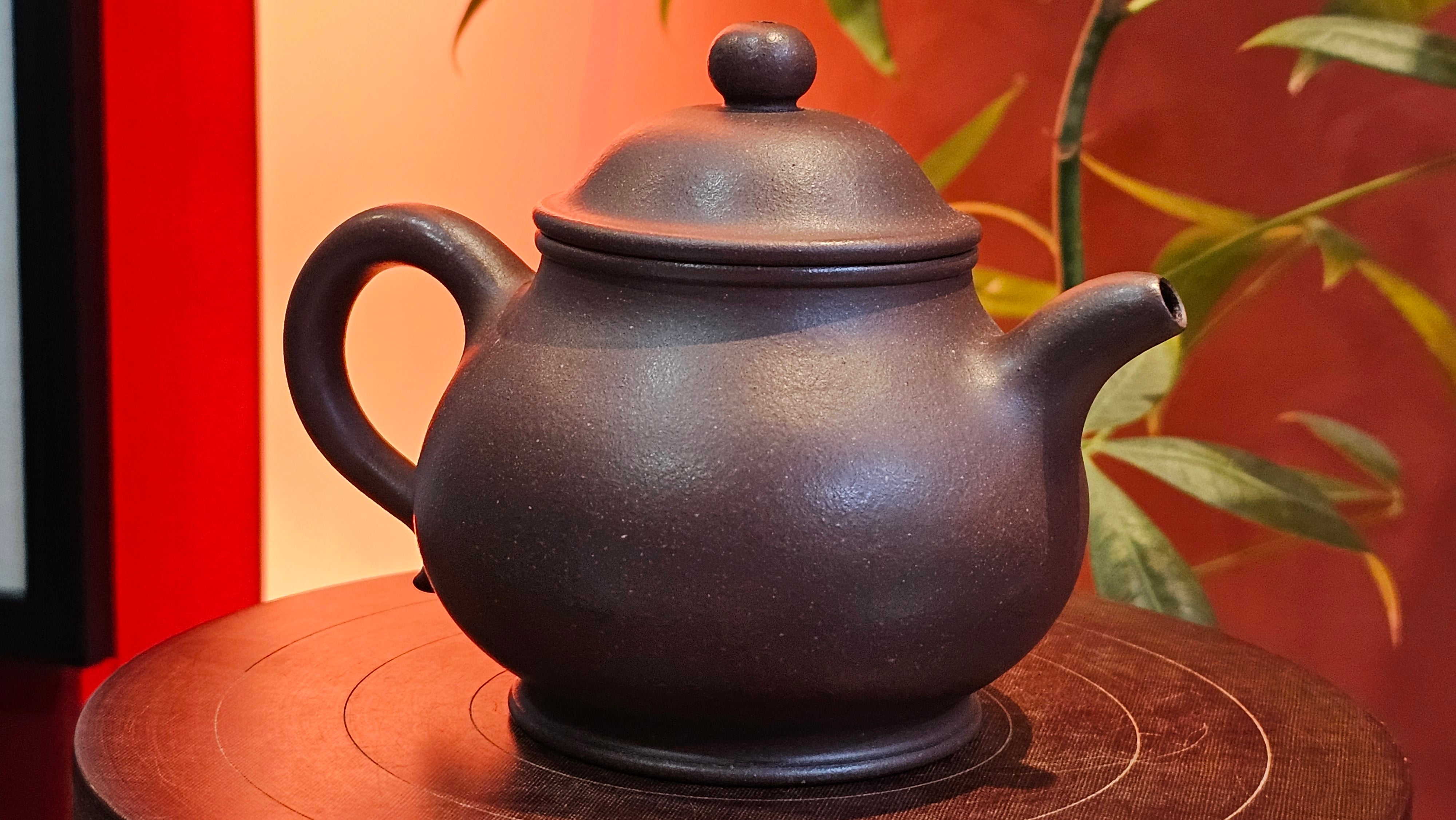 Pan Hu 番壶, 238.8ml, Da Shui Tan Zi Ni 大水潭紫泥, by our Collaborative Craftsman Chen Fa Chu 陈法初。