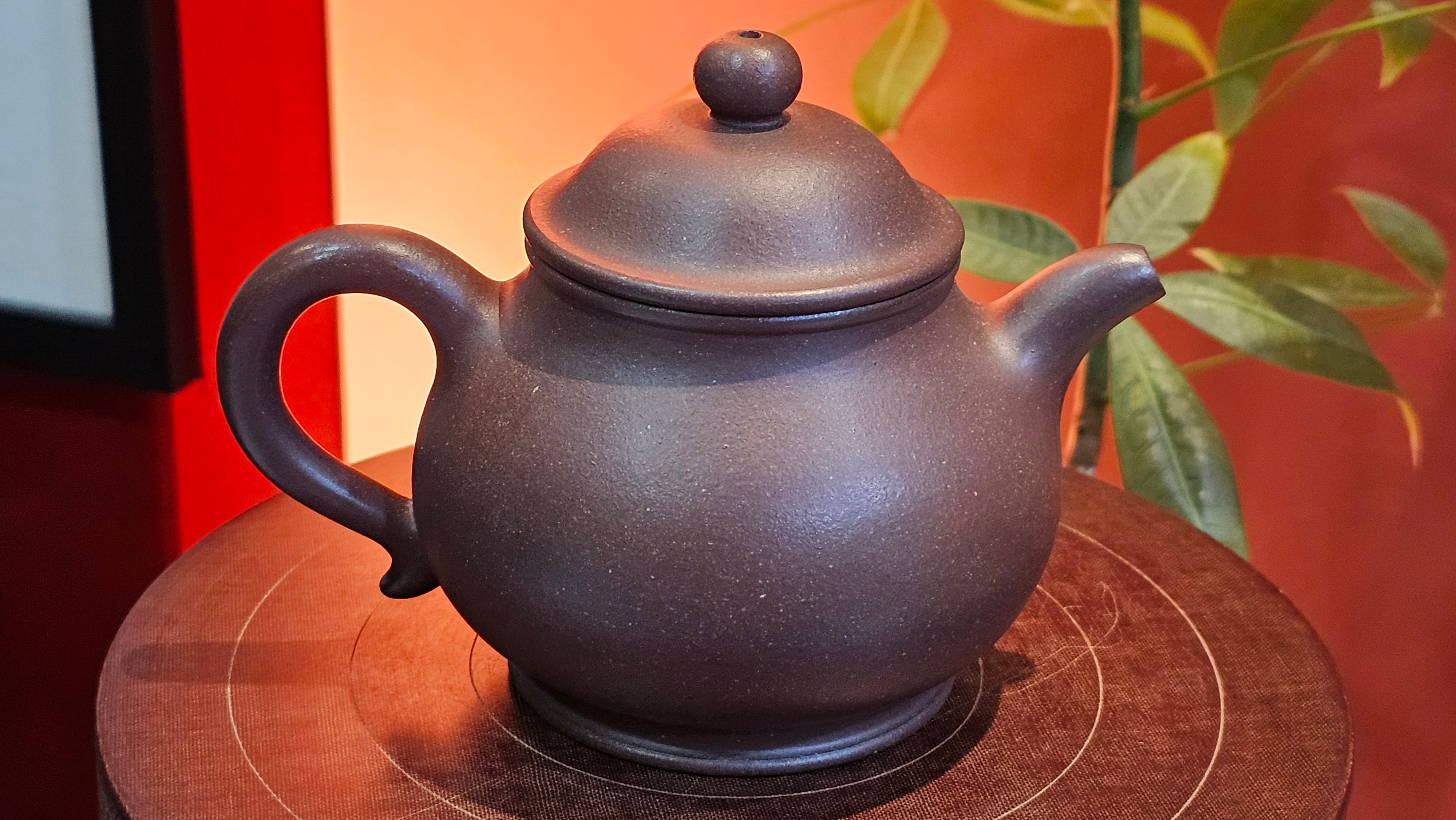 Pan Hu 番壶, 238.8ml, Da Shui Tan Zi Ni 大水潭紫泥, by our Collaborative Craftsman Chen Fa Chu 陈法初。