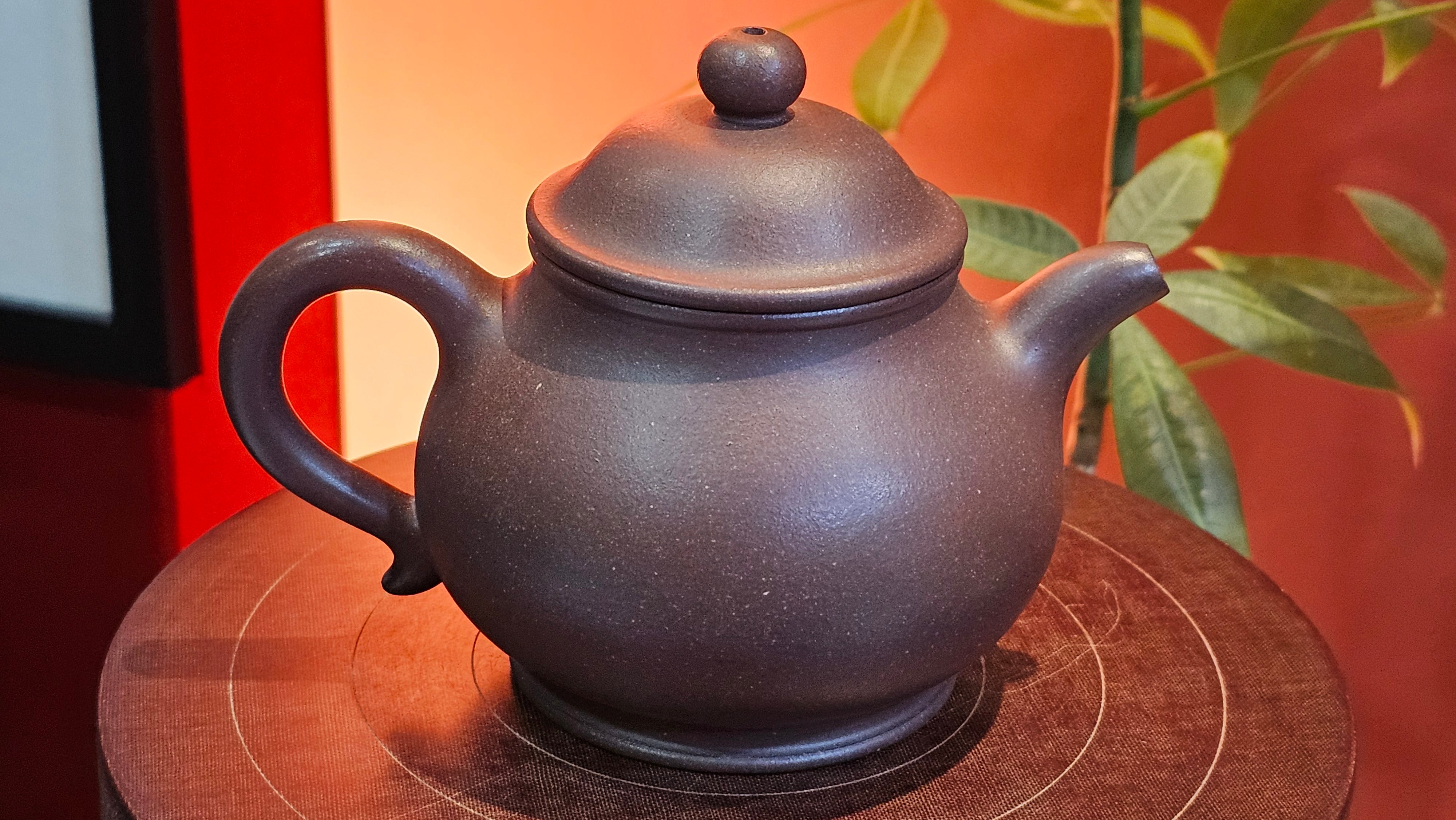 Pan Hu 番壶, 238.8ml, Da Shui Tan Zi Ni 大水潭紫泥, by our Collaborative Craftsman Chen Fa Chu 陈法初。
