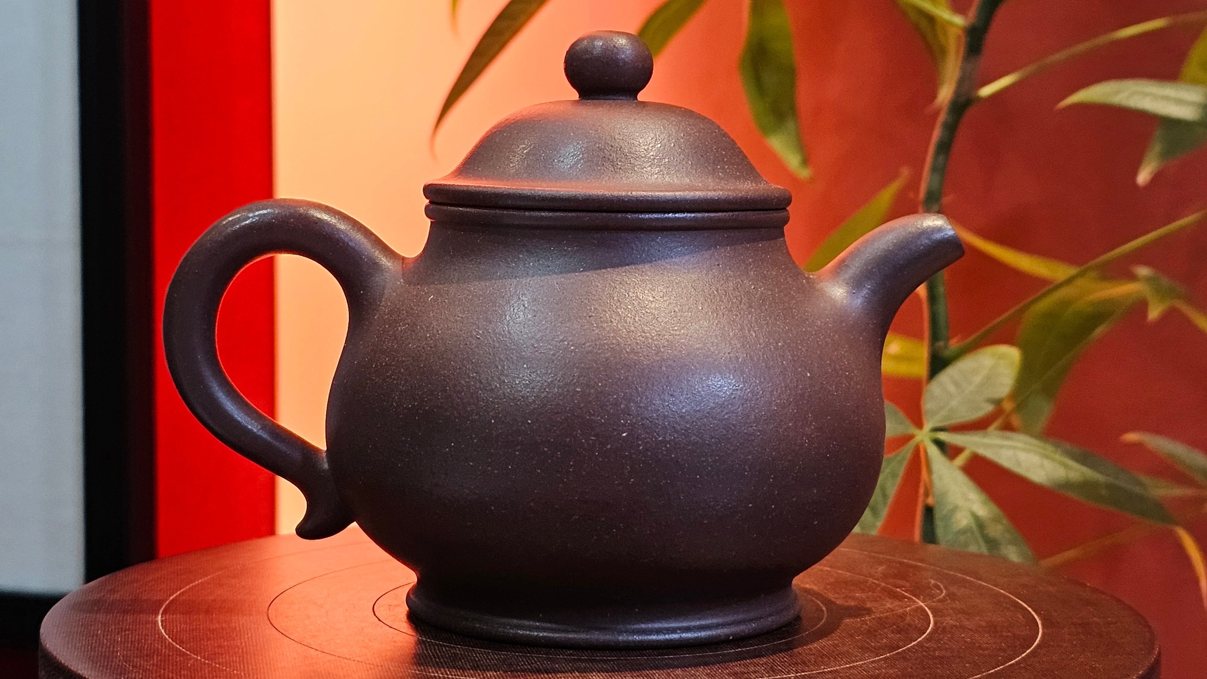 Pan Hu 番壶, 238.8ml, Da Shui Tan Zi Ni 大水潭紫泥, by our Collaborative Craftsman Chen Fa Chu 陈法初。