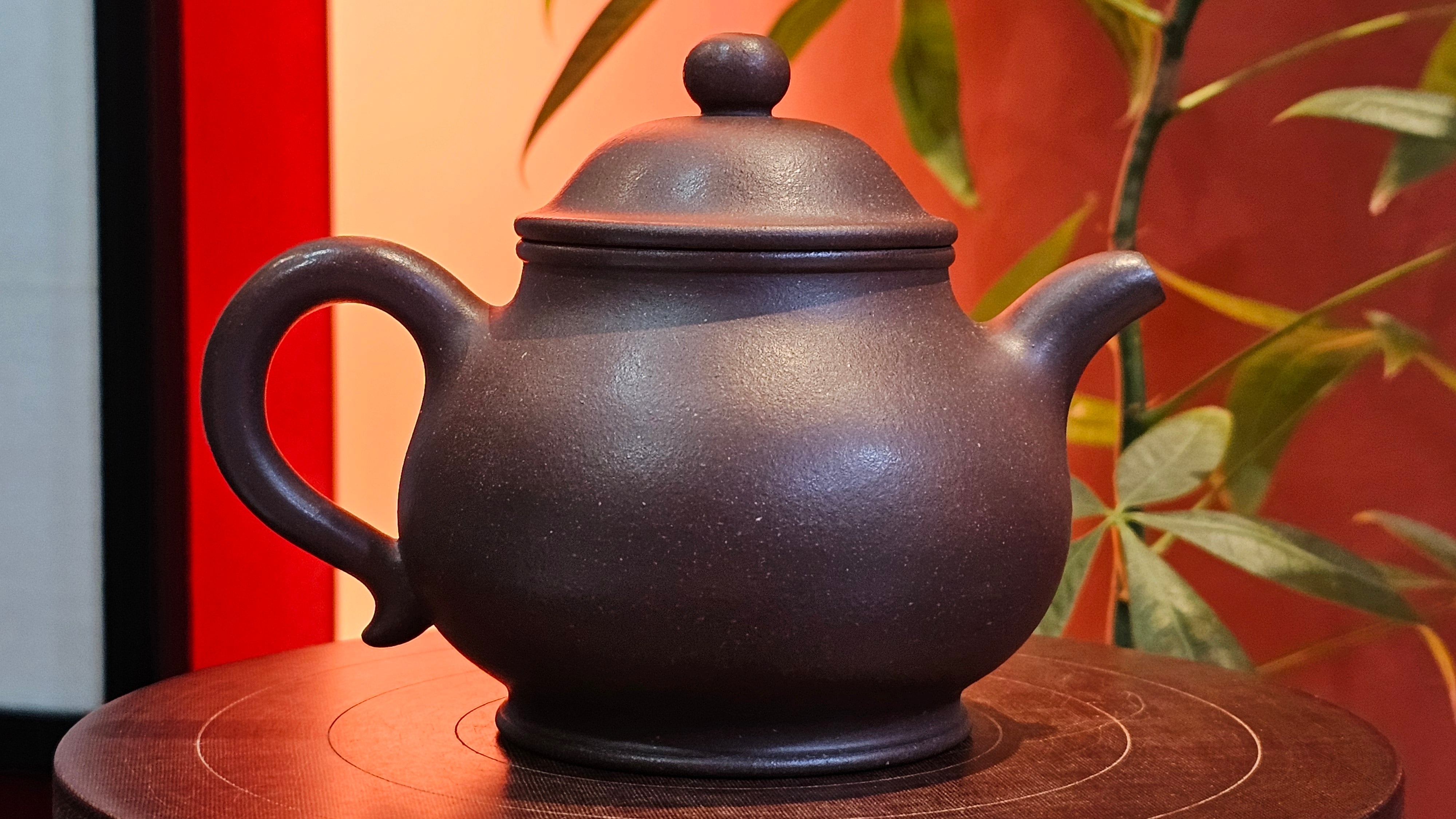 Pan Hu 番壶, 238.8ml, Da Shui Tan Zi Ni 大水潭紫泥, by our Collaborative Craftsman Chen Fa Chu 陈法初。