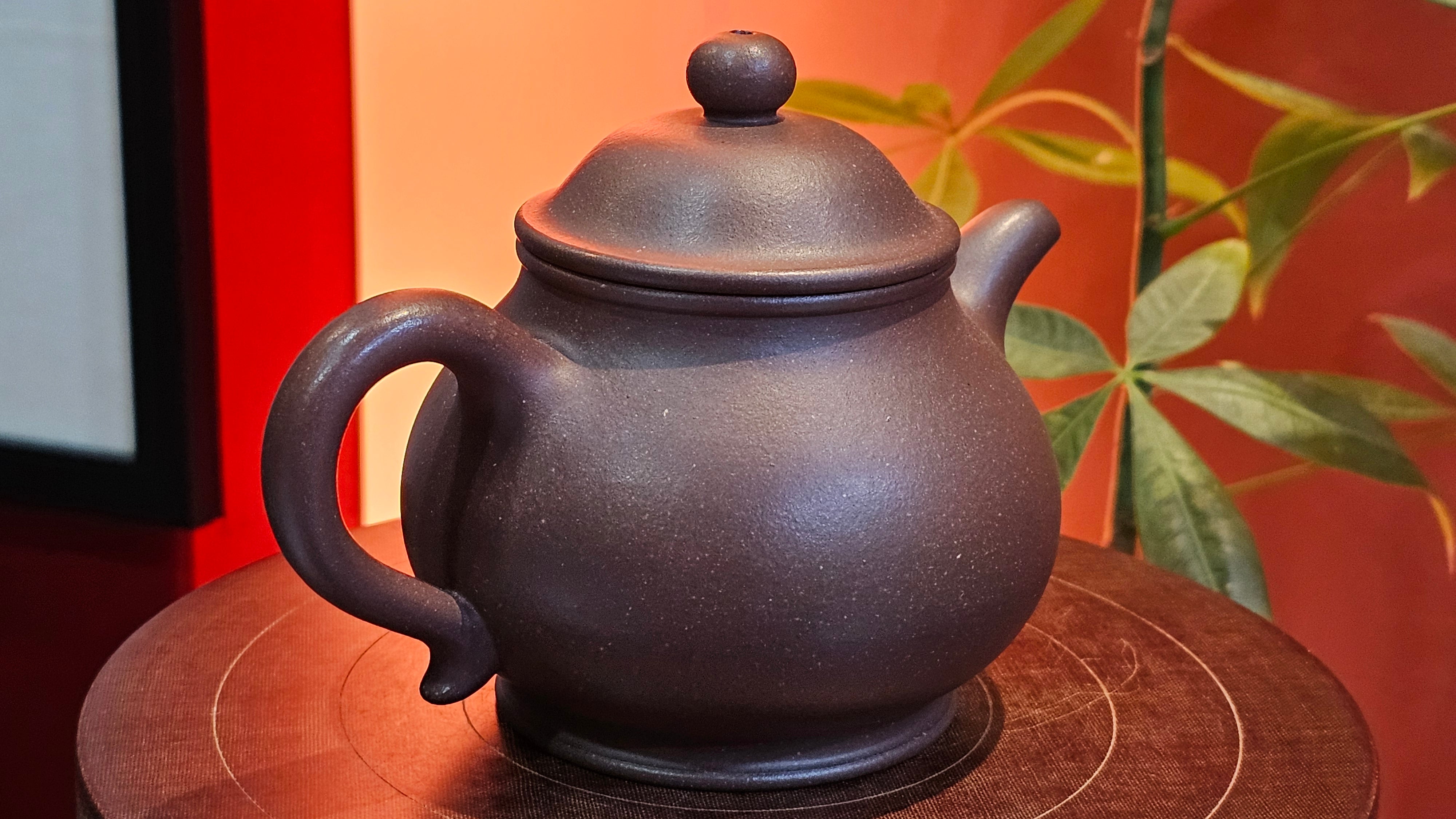 Pan Hu 番壶, 238.8ml, Da Shui Tan Zi Ni 大水潭紫泥, by our Collaborative Craftsman Chen Fa Chu 陈法初。