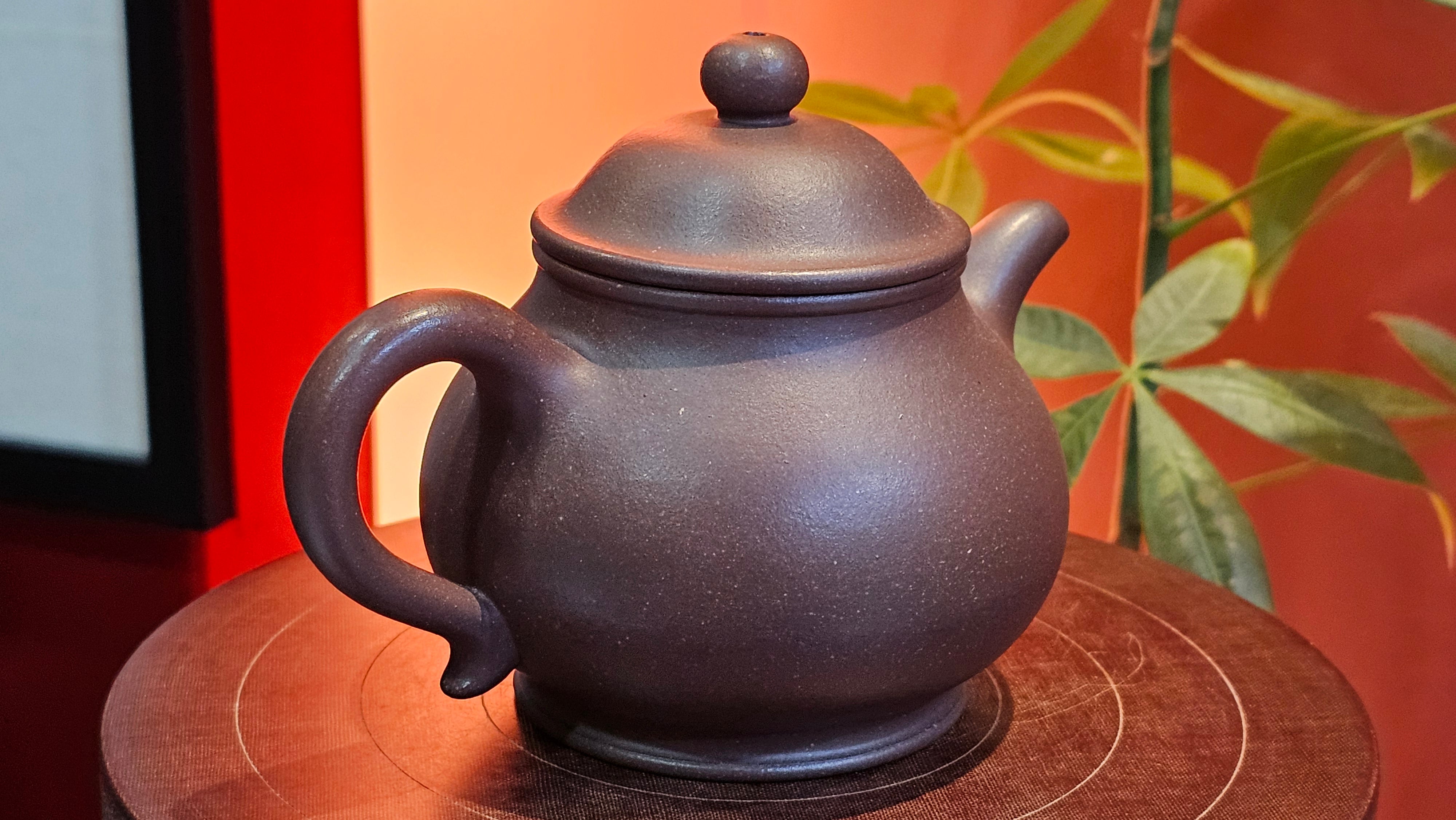 Pan Hu 番壶, 238.8ml, Da Shui Tan Zi Ni 大水潭紫泥, by our Collaborative Craftsman Chen Fa Chu 陈法初。