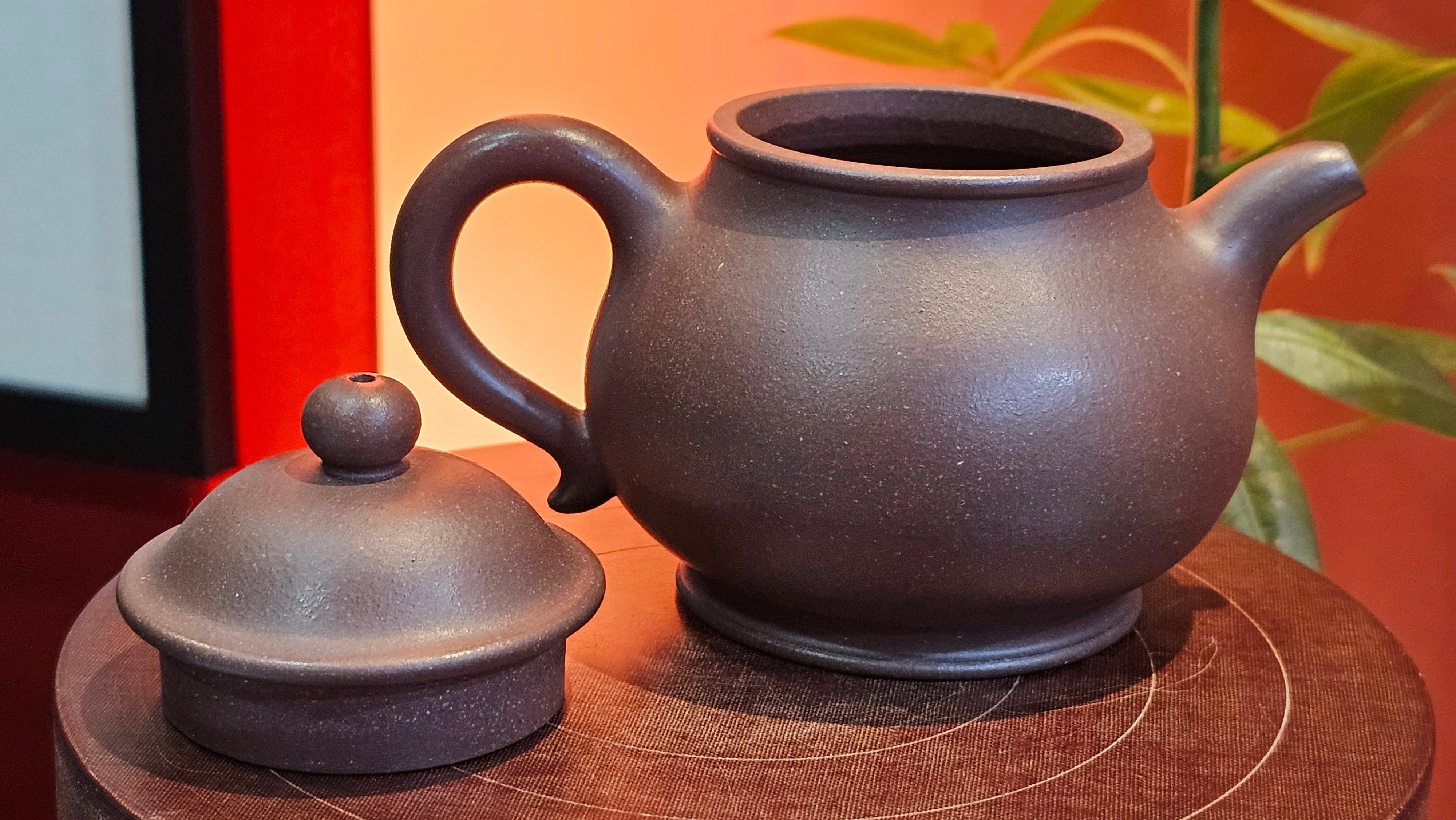 Pan Hu 番壶, 238.8ml, Da Shui Tan Zi Ni 大水潭紫泥, by our Collaborative Craftsman Chen Fa Chu 陈法初。