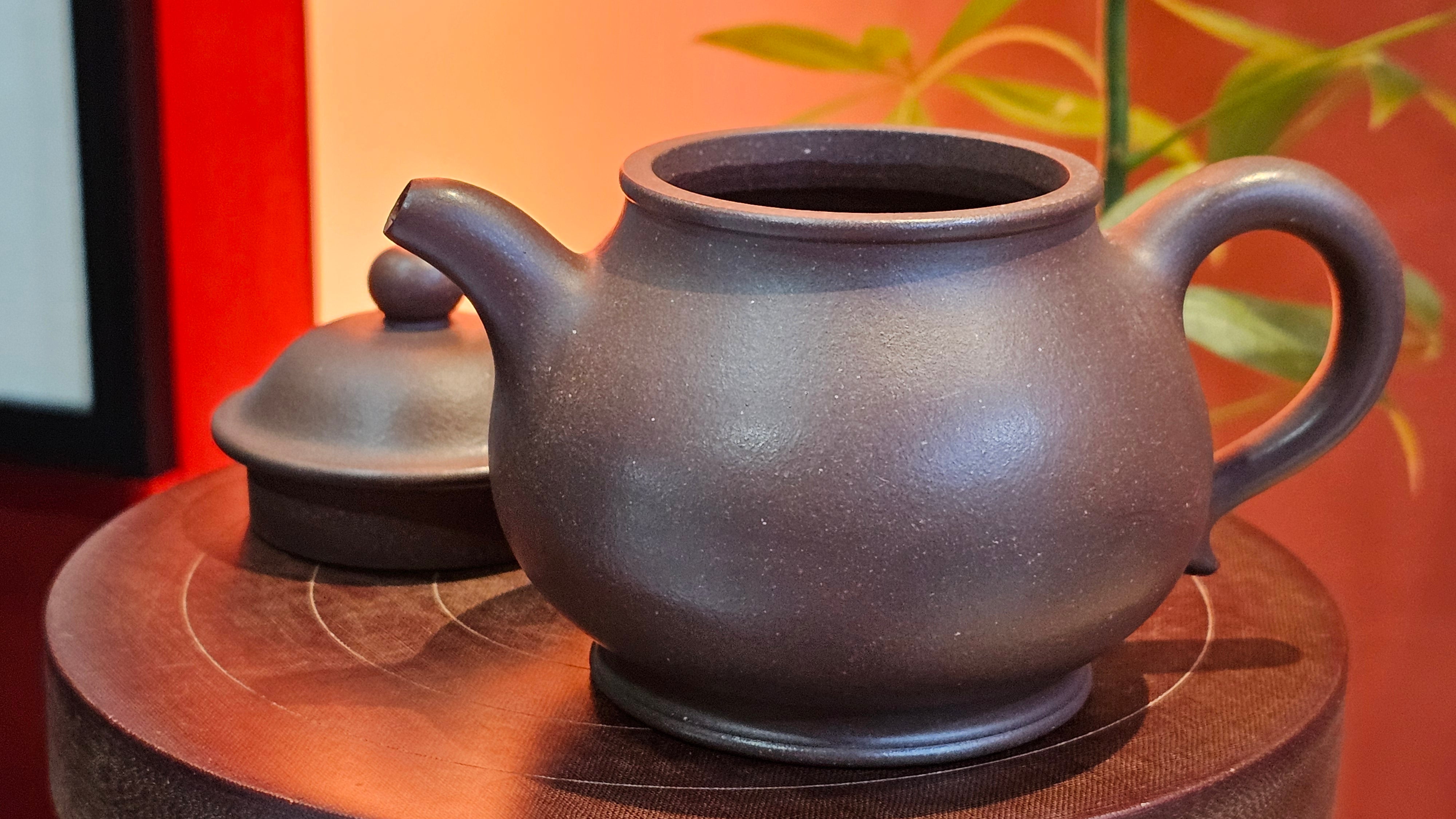 Pan Hu 番壶, 238.8ml, Da Shui Tan Zi Ni 大水潭紫泥, by our Collaborative Craftsman Chen Fa Chu 陈法初。