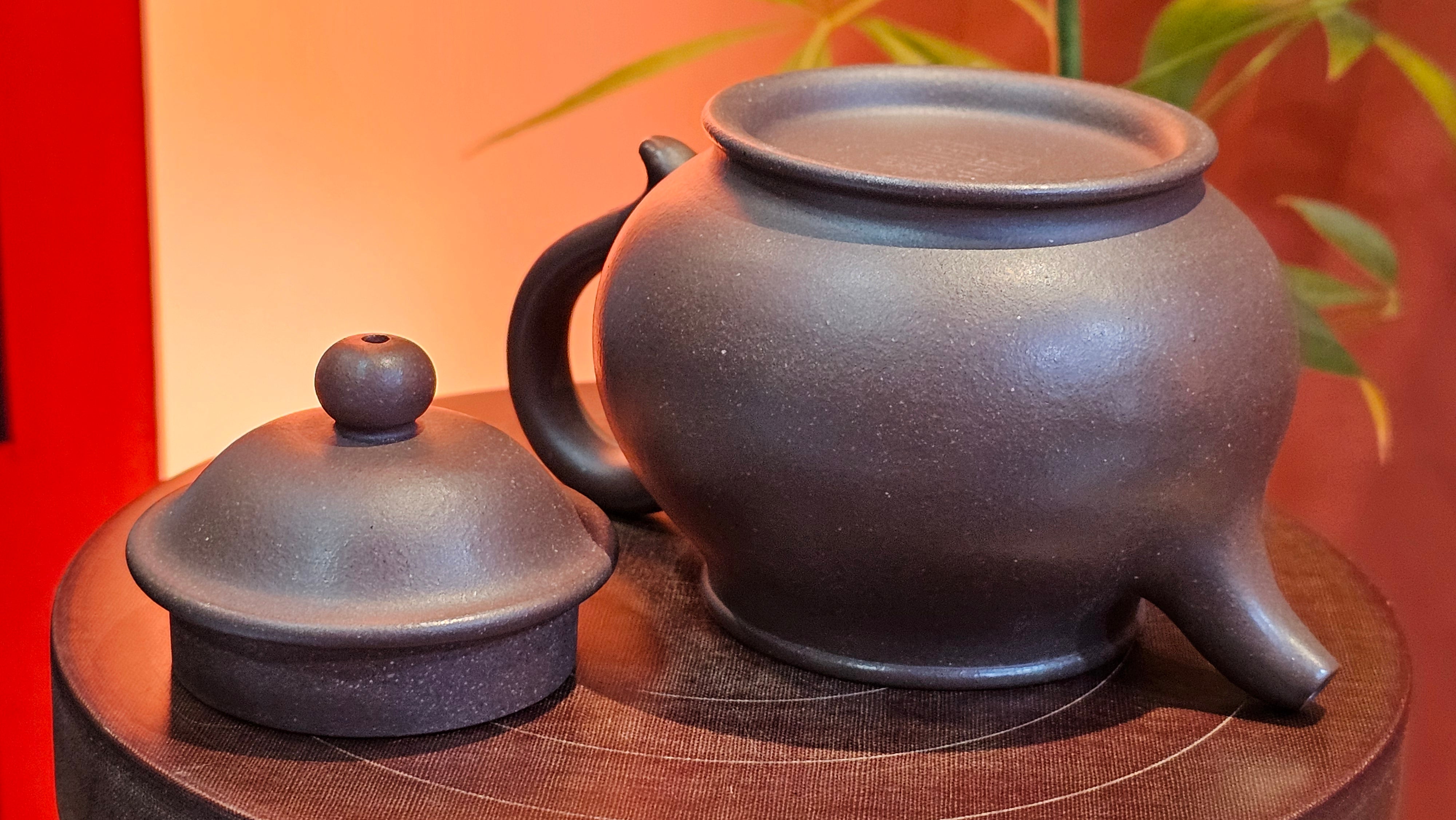 Pan Hu 番壶, 238.8ml, Da Shui Tan Zi Ni 大水潭紫泥, by our Collaborative Craftsman Chen Fa Chu 陈法初。