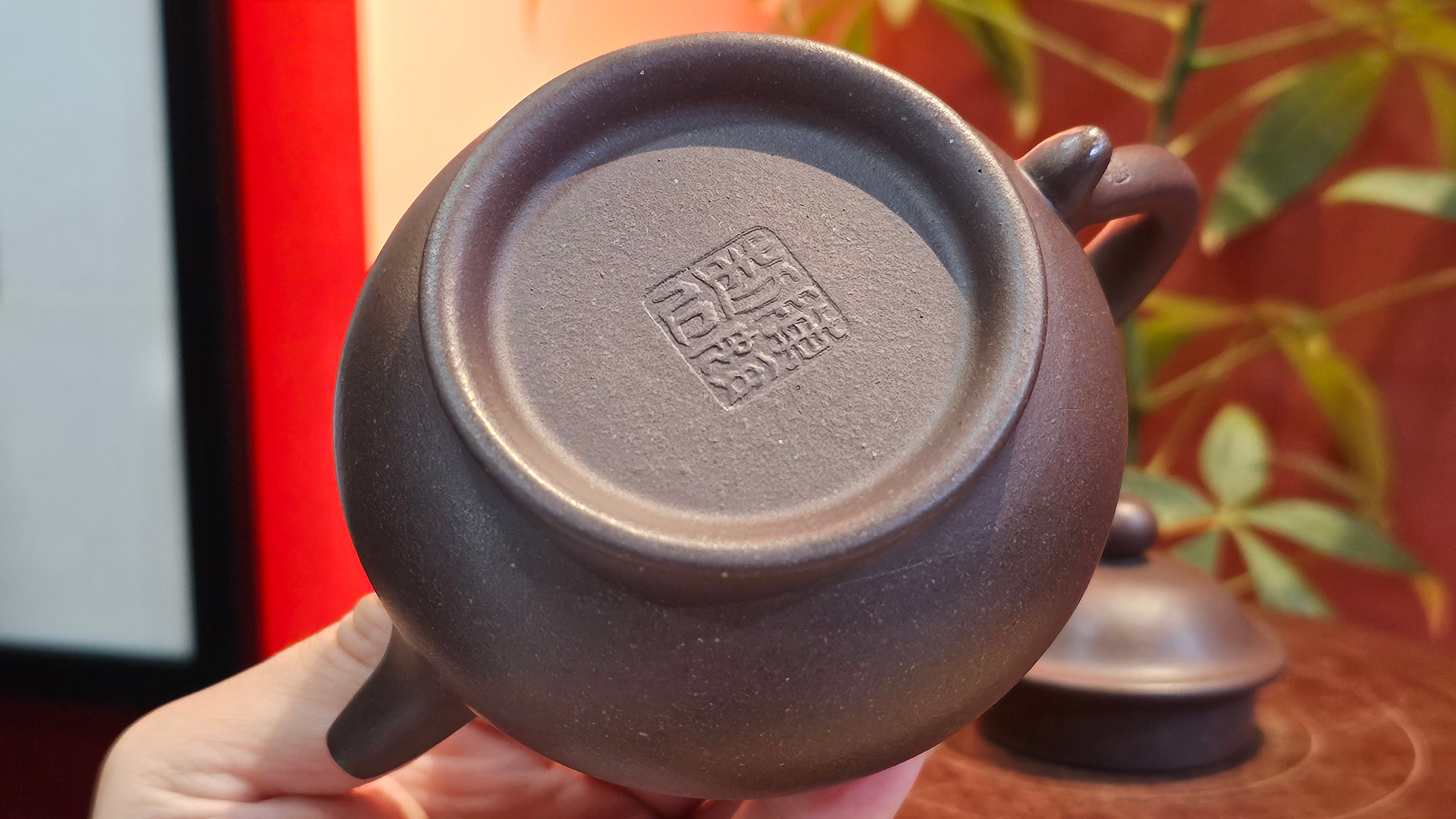 Pan Hu 番壶, 238.8ml, Da Shui Tan Zi Ni 大水潭紫泥, by our Collaborative Craftsman Chen Fa Chu 陈法初。