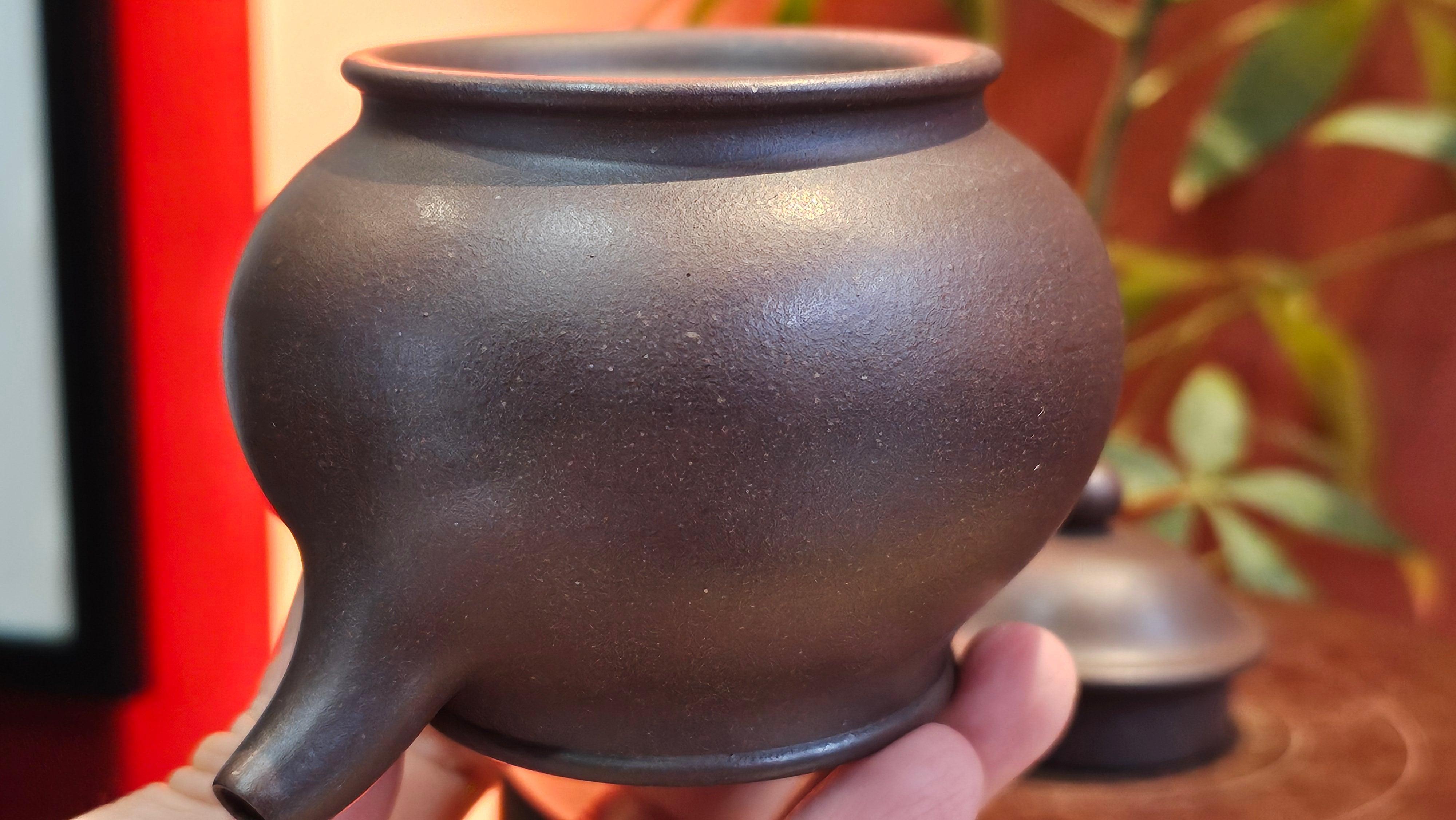 Pan Hu 番壶, 238.8ml, Da Shui Tan Zi Ni 大水潭紫泥, by our Collaborative Craftsman Chen Fa Chu 陈法初。