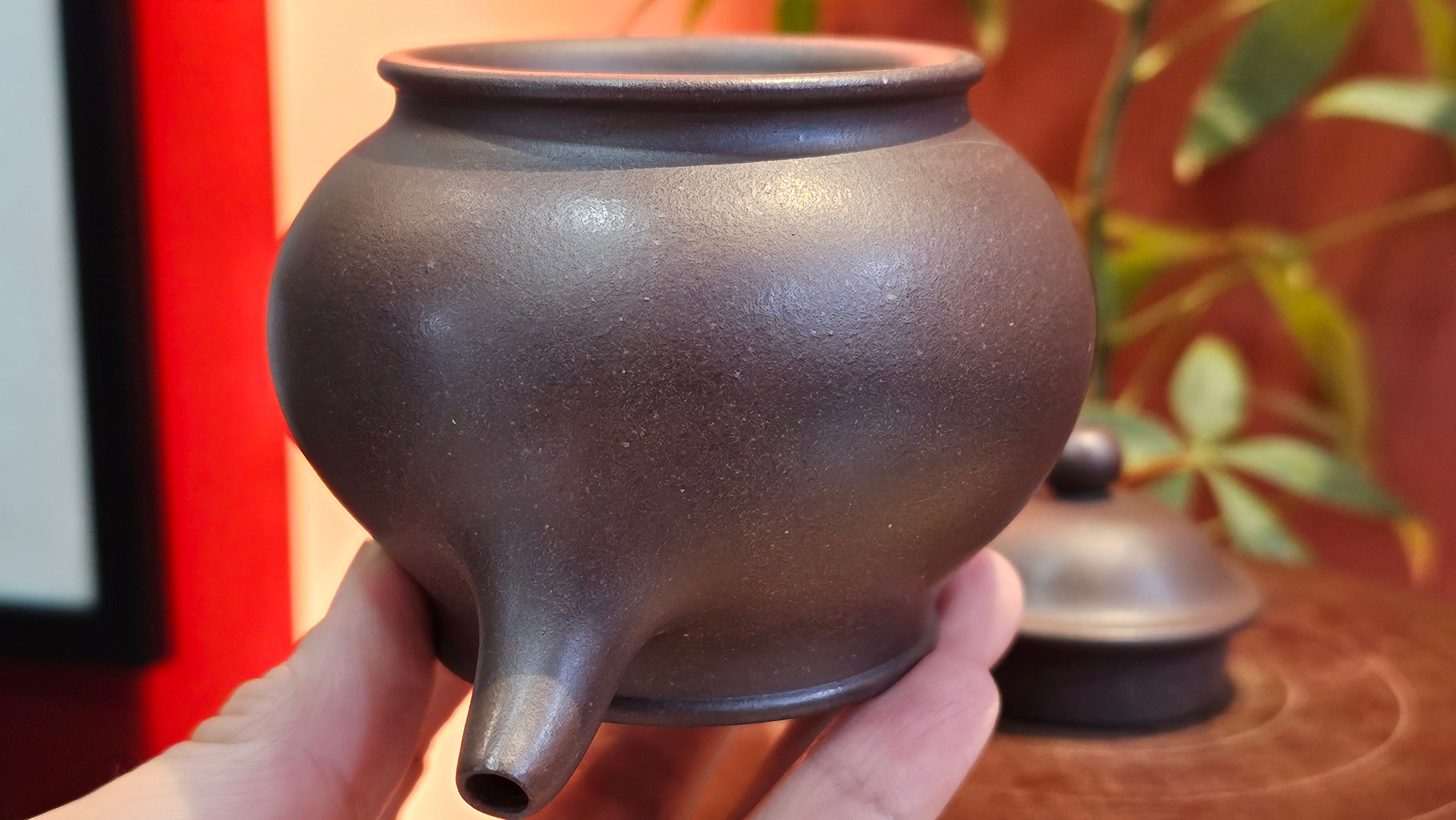 Pan Hu 番壶, 238.8ml, Da Shui Tan Zi Ni 大水潭紫泥, by our Collaborative Craftsman Chen Fa Chu 陈法初。