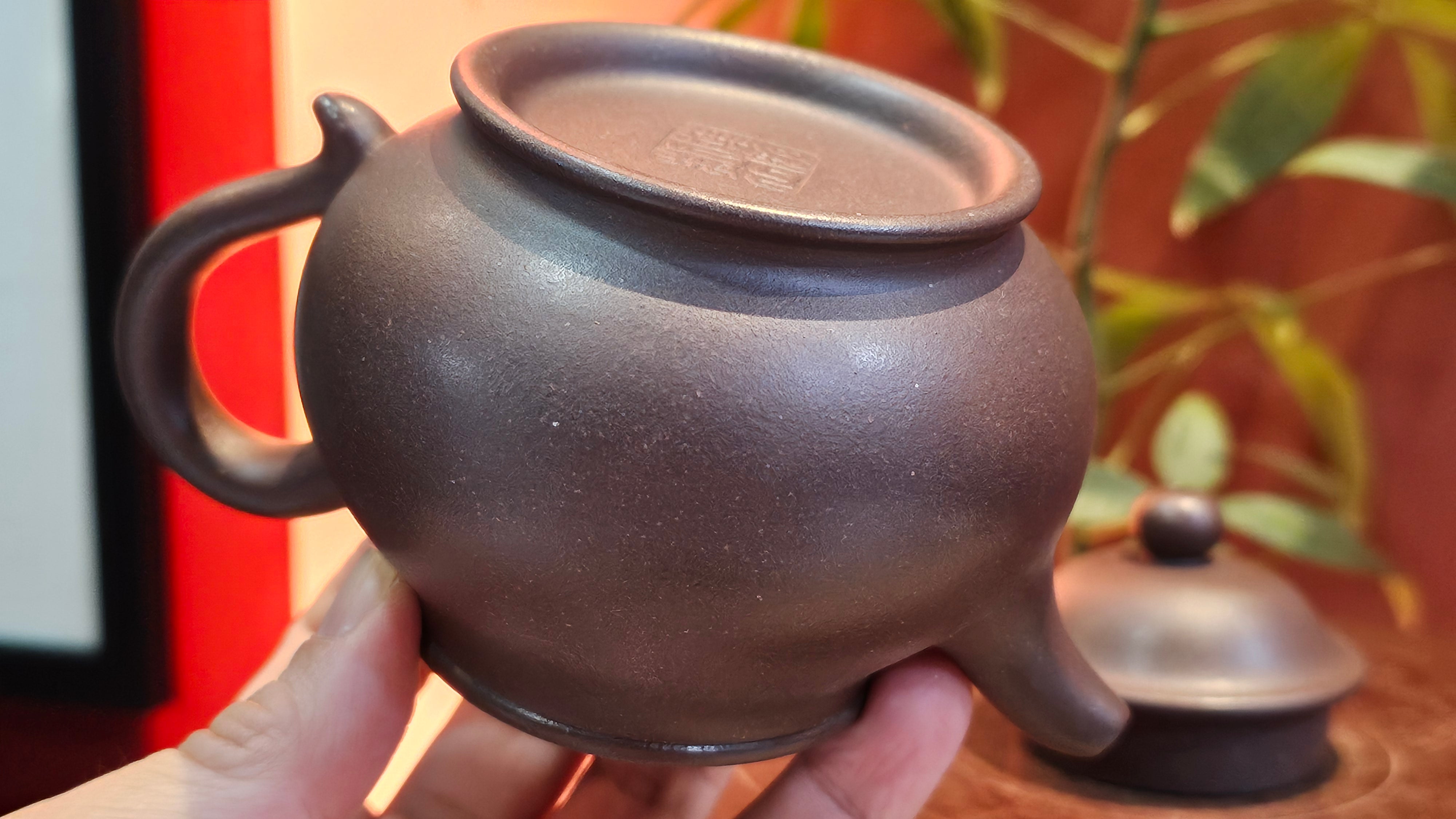 Pan Hu 番壶, 238.8ml, Da Shui Tan Zi Ni 大水潭紫泥, by our Collaborative Craftsman Chen Fa Chu 陈法初。