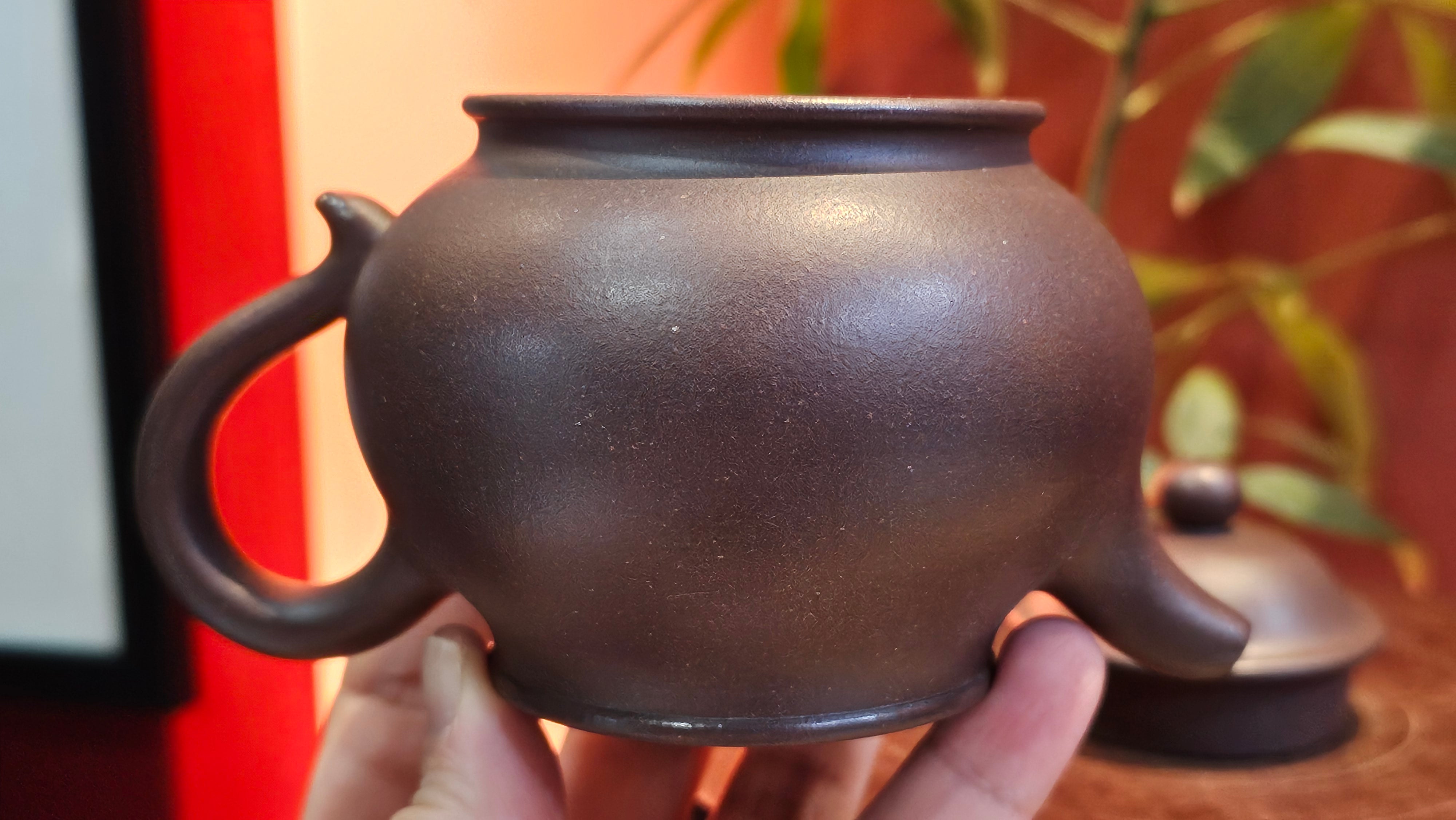 Pan Hu 番壶, 238.8ml, Da Shui Tan Zi Ni 大水潭紫泥, by our Collaborative Craftsman Chen Fa Chu 陈法初。