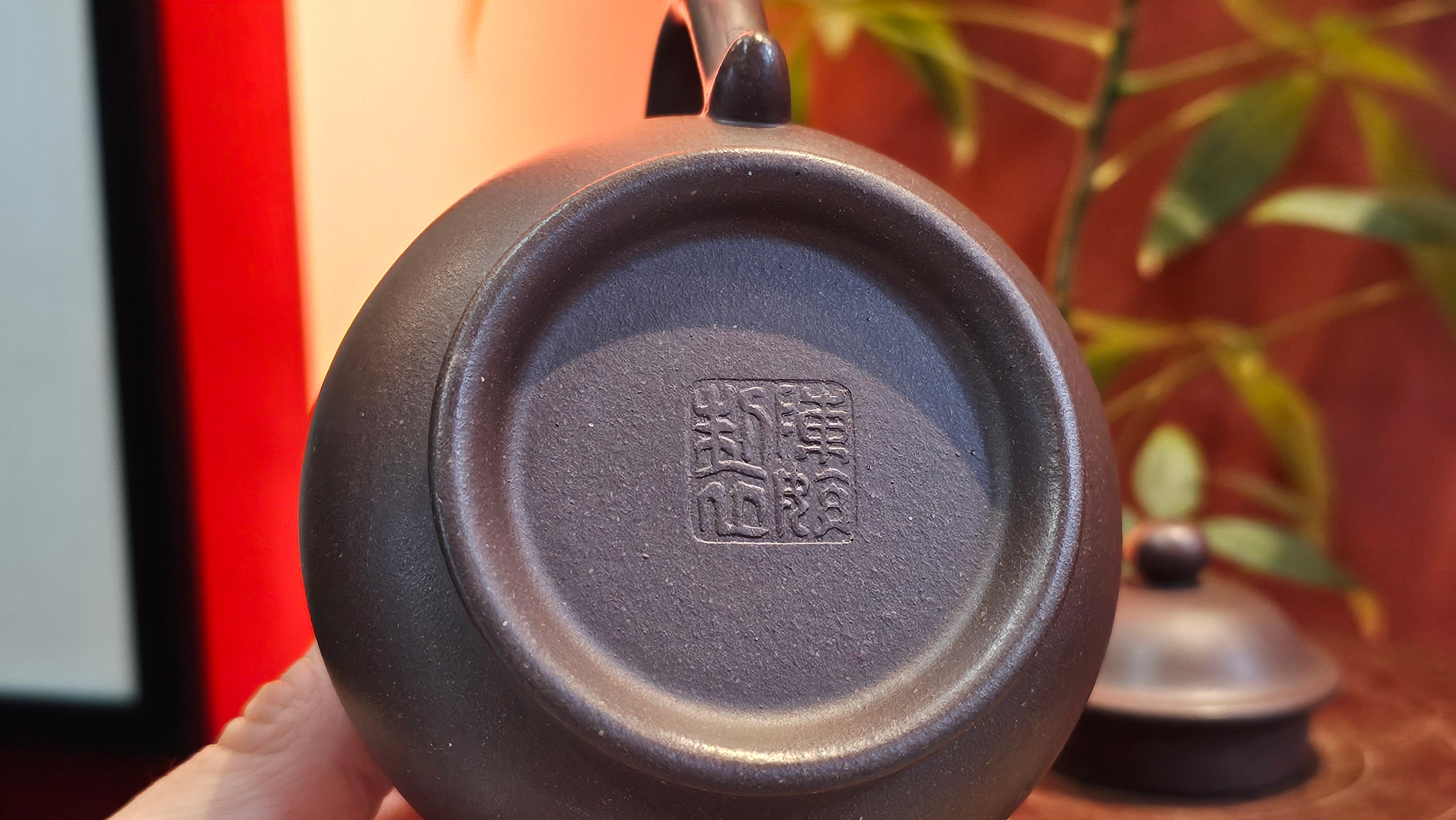 Pan Hu 番壶, 238.8ml, Da Shui Tan Zi Ni 大水潭紫泥, by our Collaborative Craftsman Chen Fa Chu 陈法初。