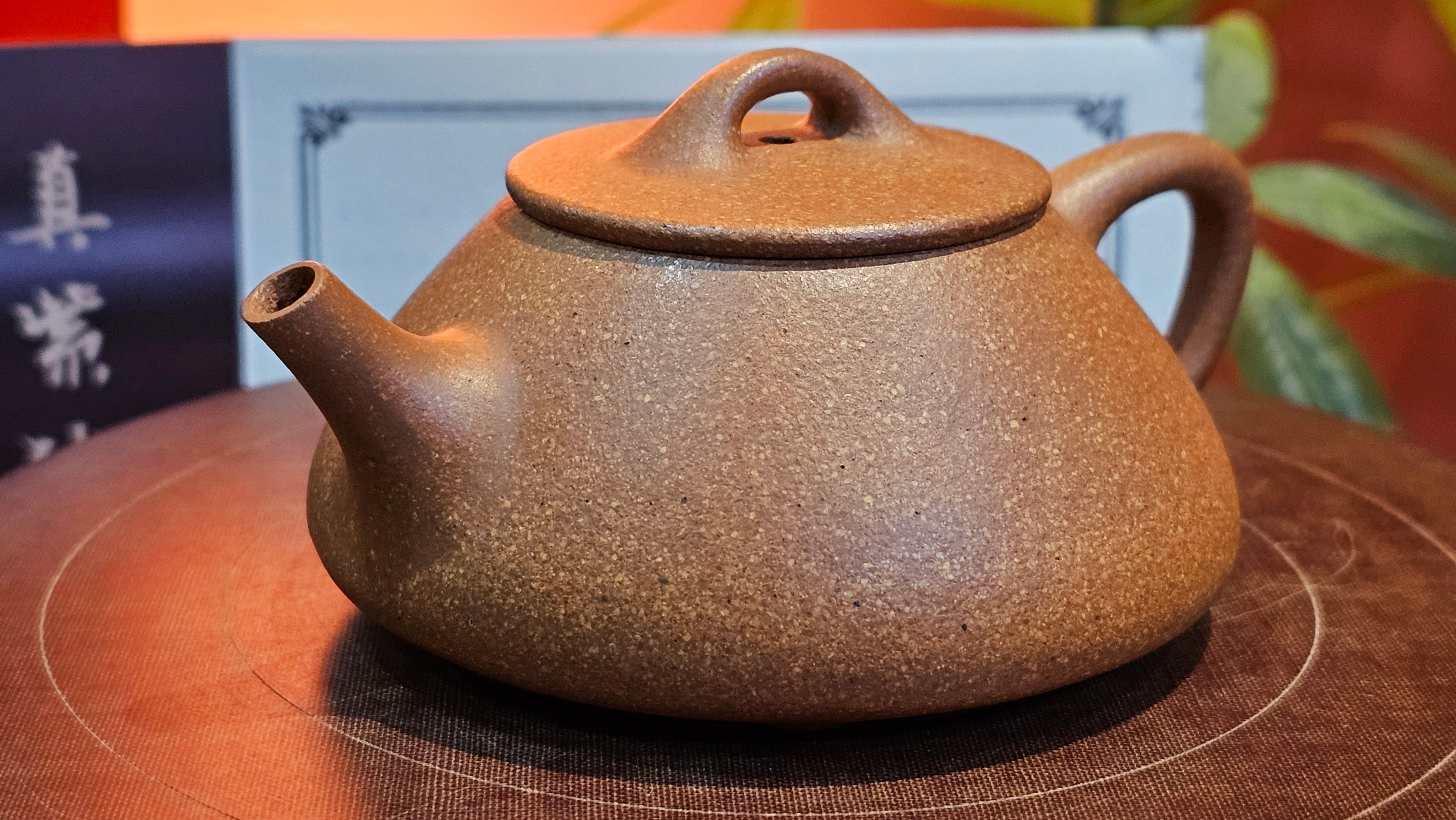 Shi Piao 石瓢, 152.0ml, Ping Gai Shi Piao 平盖石瓢 Huang Jiang Po Ni 黄降坡泥, by our Collaborative Craftsman Chen Hua Jun 陈华军。