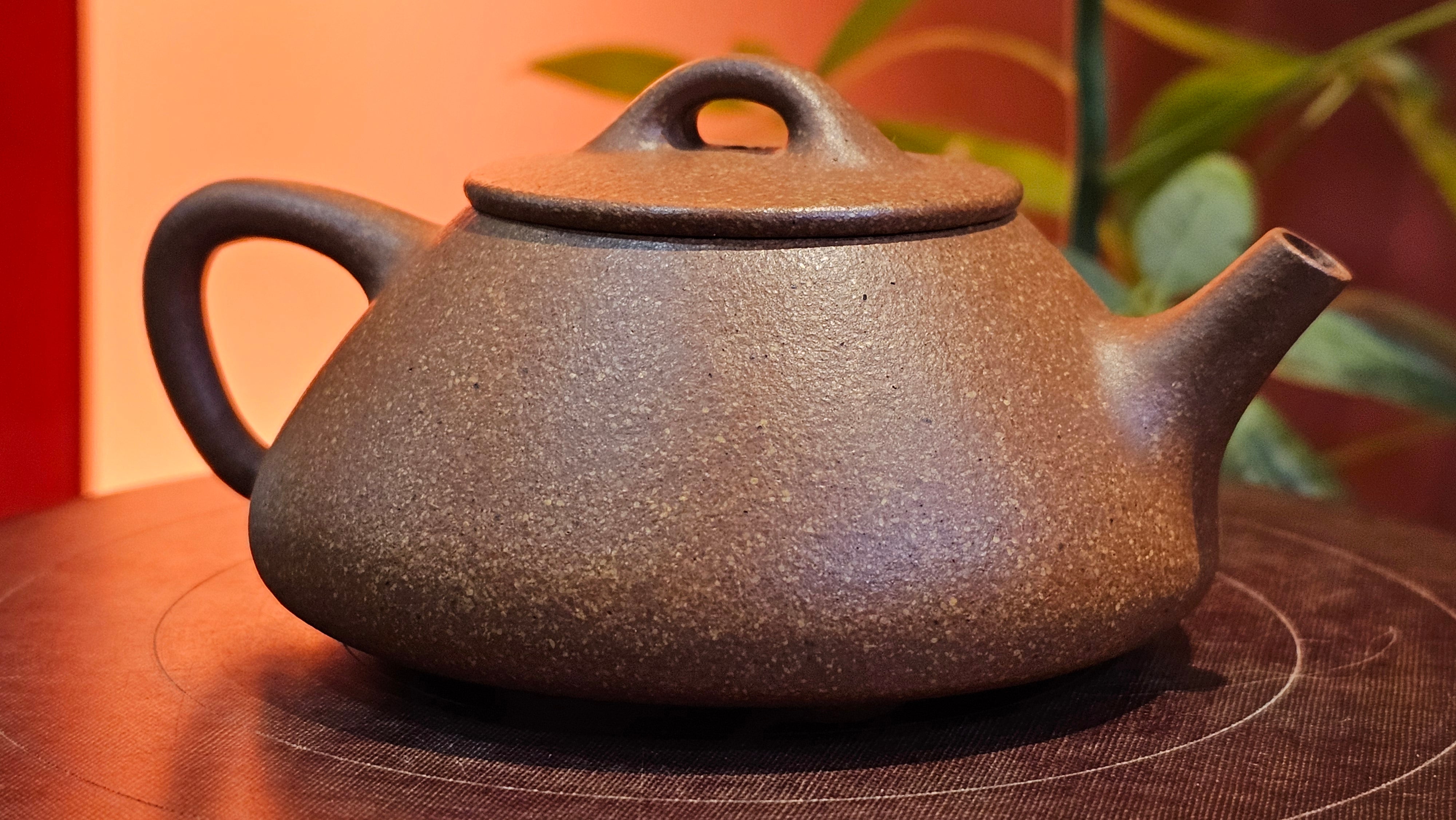 Shi Piao 石瓢, 152.0ml, Ping Gai Shi Piao 平盖石瓢 Huang Jiang Po Ni 黄降坡泥, by our Collaborative Craftsman Chen Hua Jun 陈华军。