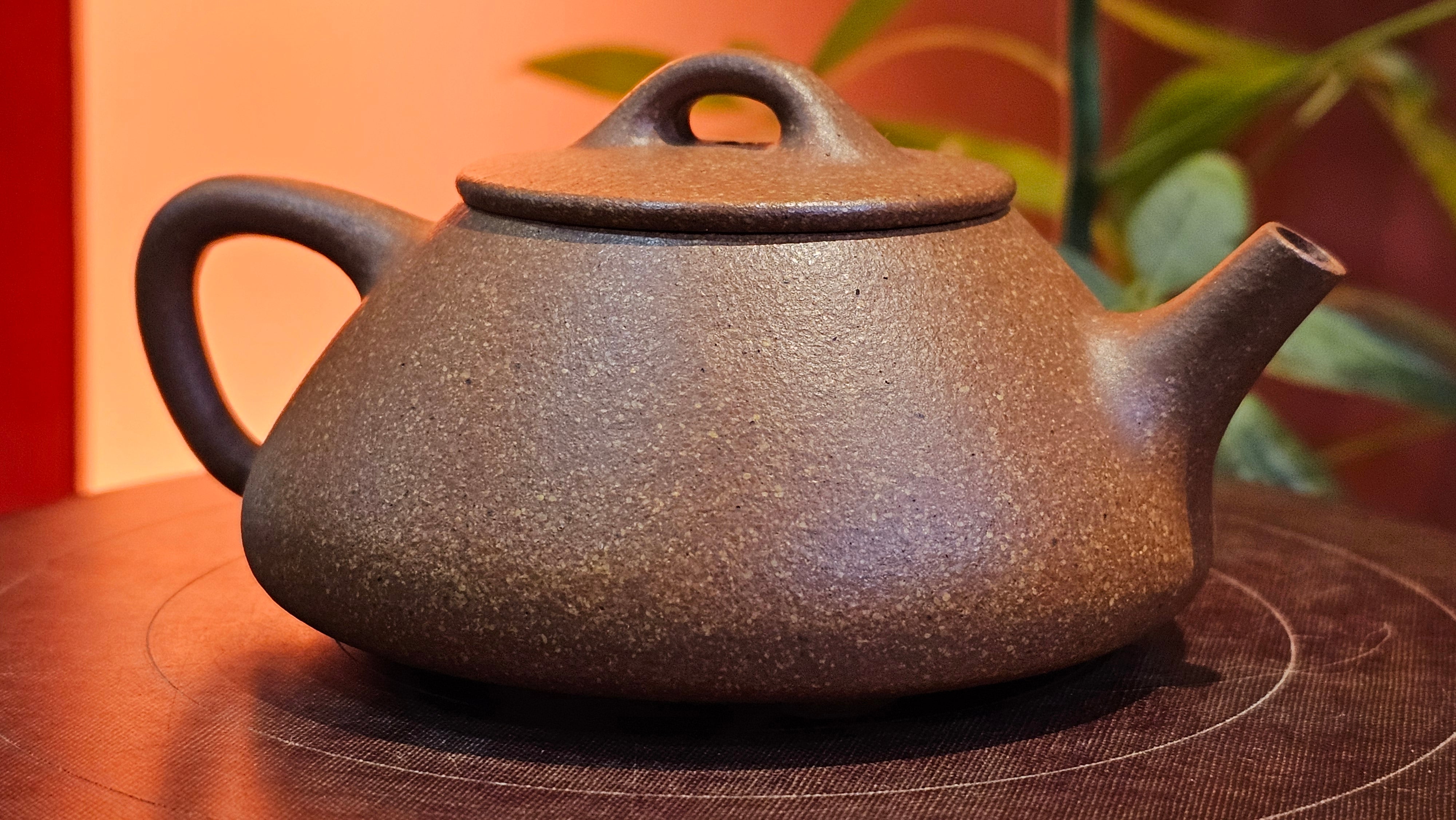 Shi Piao 石瓢, 152.0ml, Ping Gai Shi Piao 平盖石瓢 Huang Jiang Po Ni 黄降坡泥, by our Collaborative Craftsman Chen Hua Jun 陈华军。