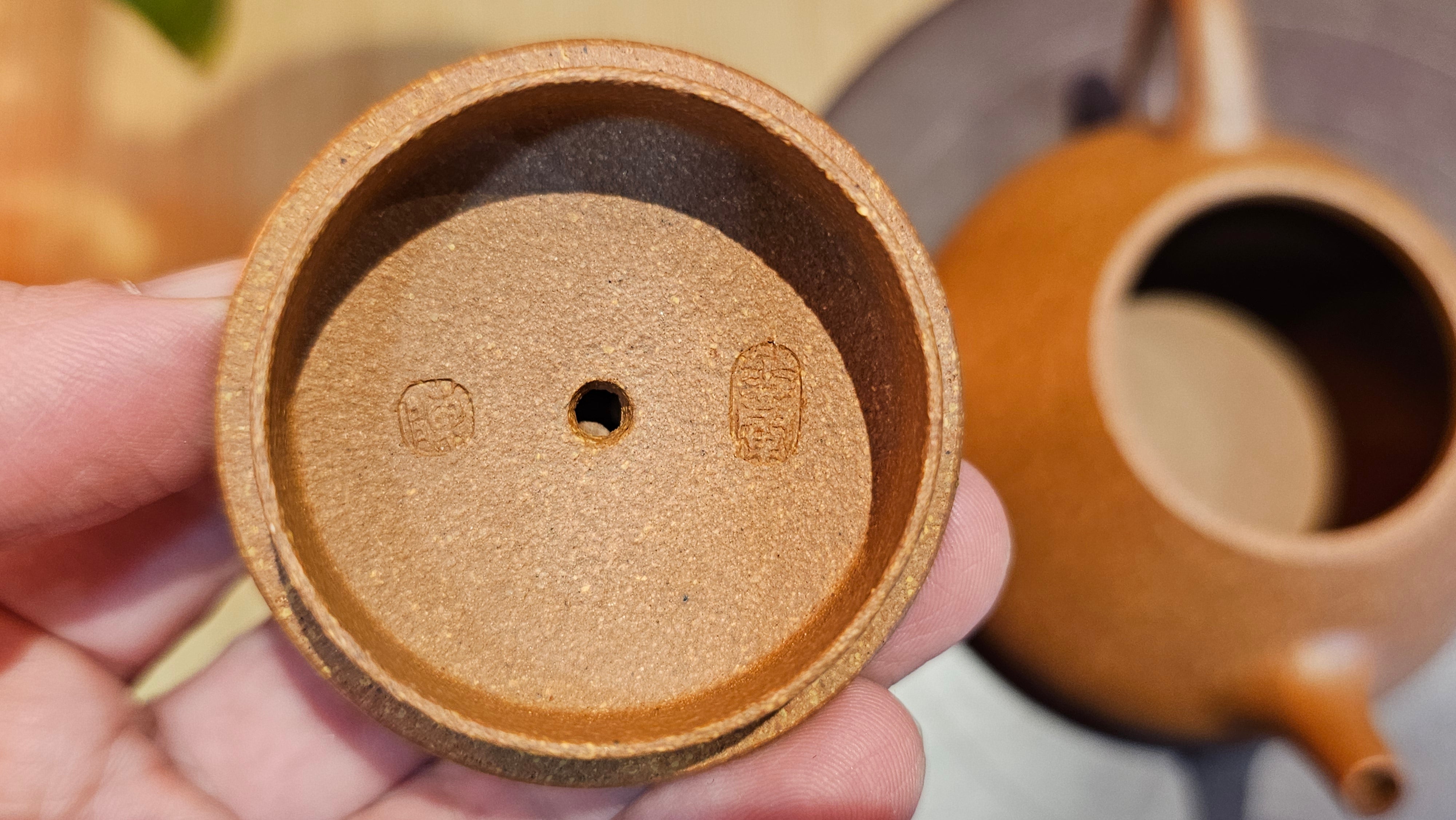 Shi Piao 石瓢, 152.0ml, Ping Gai Shi Piao 平盖石瓢 Huang Jiang Po Ni 黄降坡泥, by our Collaborative Craftsman Chen Hua Jun 陈华军。